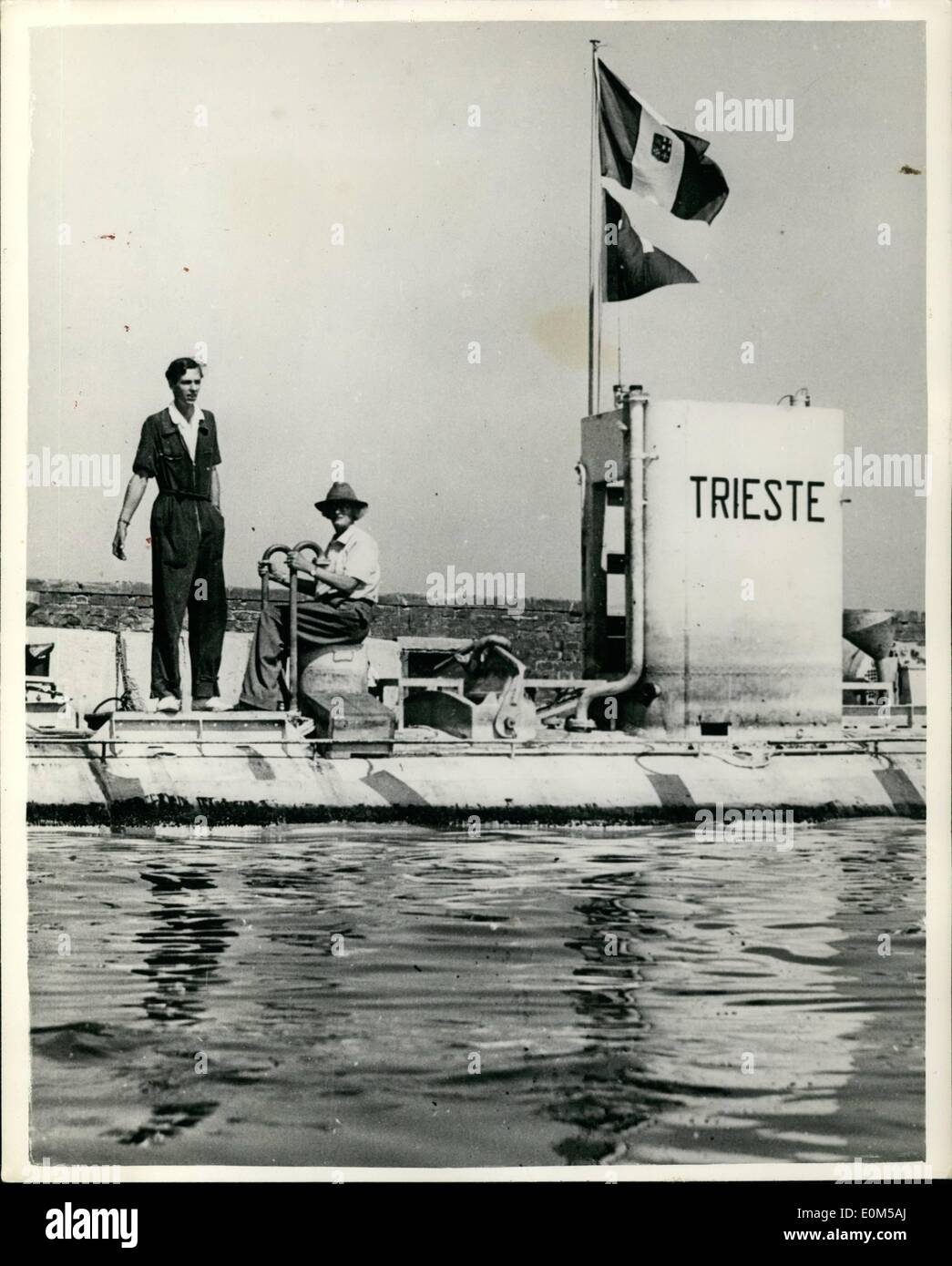 08 août 1953 - le professeur Piccard fait sa première descente dans sa ''Bathysphere''.: Le professeur Piccard, physicien suisse-belge, accompagné de son fils Jacques, lorsqu'il a récemment fait sa première descente dans la mer à Castellamara de Stabia, près de Naples, dans sa nouvelle Bathysphere, Dans laquelle il espère atteindre une profondeur de 13,000 pieds, près de l'île de Ponsa tp explorer et photographier le fond de la mer. Trois ives de quelques minutes chacune - à une profondeur de 40 pieds ont été faites. La photo montre le professeur Piccard (à droite), vu à bord de sa nouvelle bathysphère ''Triest'' après une descente à Castellamare di Stabia. Banque D'Images