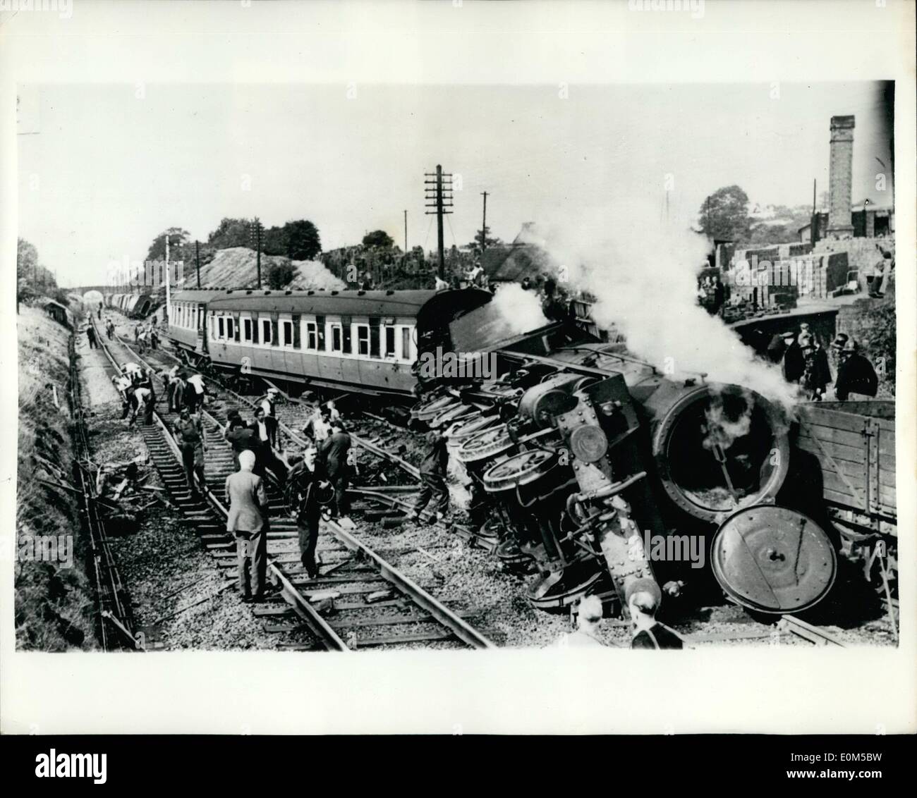 08 août, 1953 - Train arrive hors des rails à 60 miles par heure. 366 passagers s'échapper : Un moteur express se trouve sur le côté, avec deux entraîneurs encore attaché. Père le reste du prêt des entraîneurs contre une banque qui les empêchent d'un retournement. C'était la 9.28 am. Bradford-Bristol express, avec 366 passagers à bord. À Kingsbury, états-majors, voyageant entre 60 et 70 milles à l'heure qu'il a déraillé, mais seulement deux personnes ont dû aller à l'hôpital. Banque D'Images