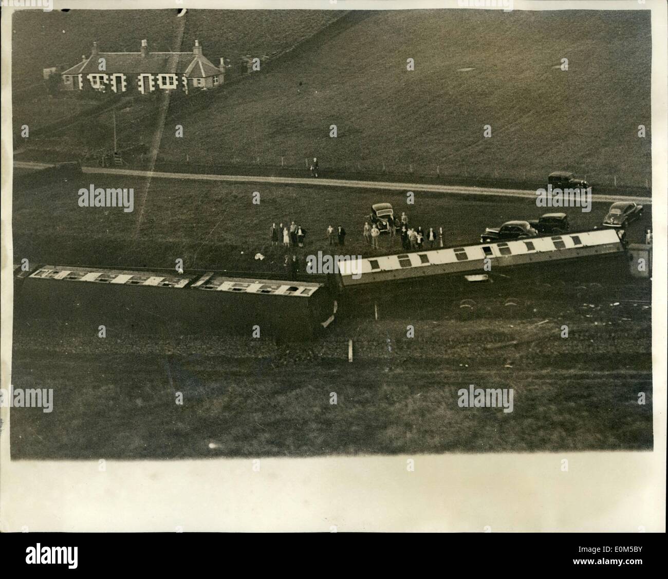 08 août, 1953 - Les entraîneurs du ''Royal Scot'' ont déraillé. Vue aérienne. La photo montre la vue aérienne de l'épave après 6 coachese Banque D'Images