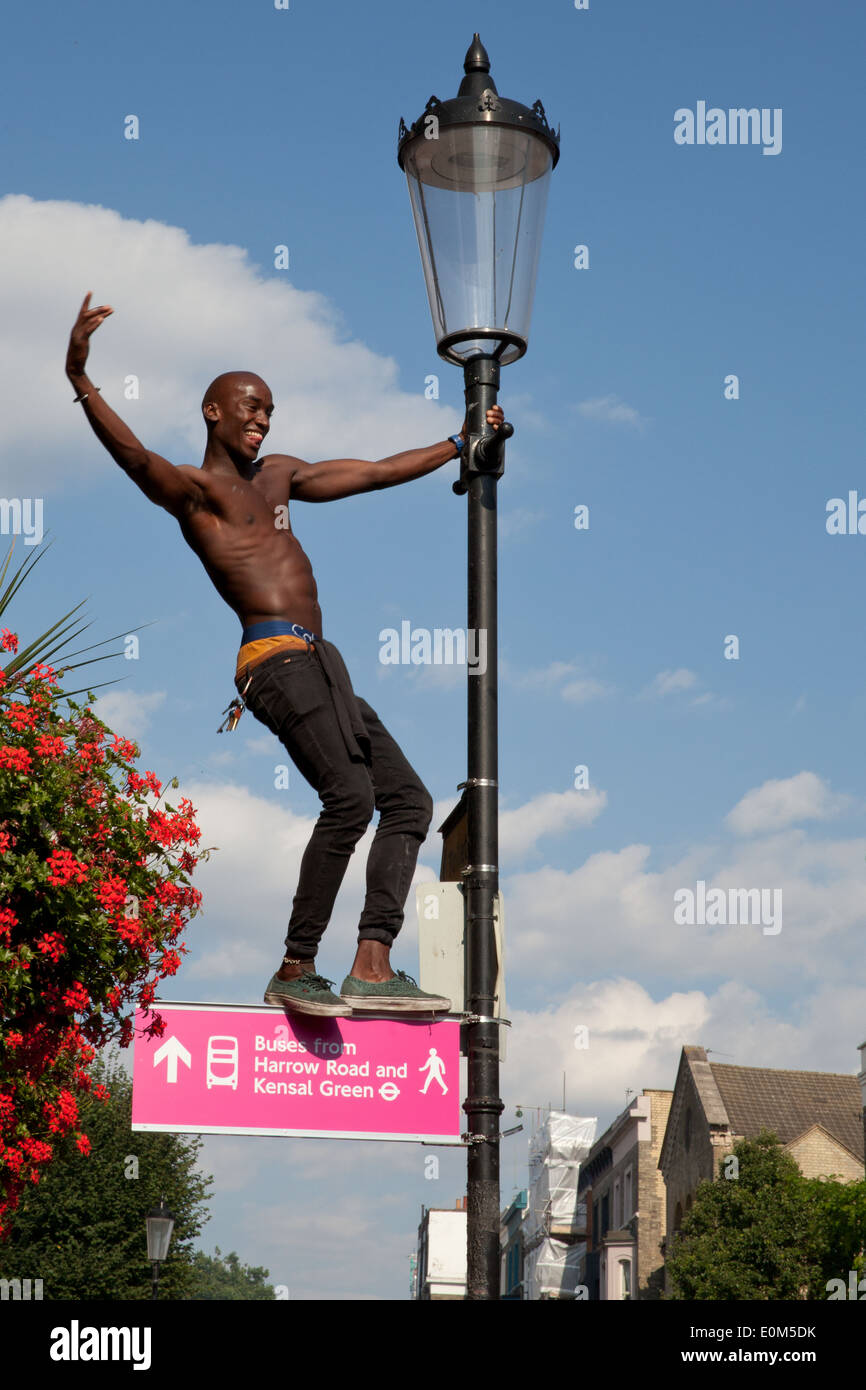 L'homme danse sur un lampadaire à Notthing Hill Carnival Photo Stock - Alamy