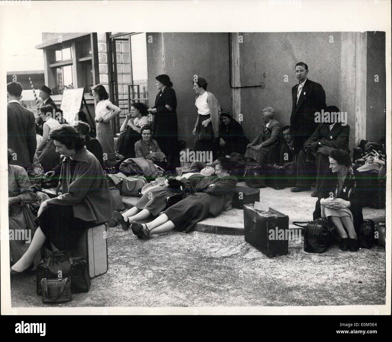 12 août 1953 - Grève des chemins de fer en France : la grande marche des chemins de fer français-out pratiquement se propager dans une grève générale de la dernière nuit. Et comme il a commencé à paralyse la nation de la côte de la manche à la Riviera des milliers d'autres touristes ont échoué ; l'ambassade britannique à Paris a été forcé d'organiser un rendez-vous d'urgence service d'accueil dans les bus de l'armée ; et Whitehall a accepté de libérer l'utilisation des France pour les vacanciers de dépenser pour acheter de la nourriture et un abri. À peine une ligne de train principal -ran en France tous les jours. À peine un bus ou en grève de 24 heures, ce qui porte la ville jusqu'à l'arrêt a été appelé par les hommes qui les exploitent Banque D'Images