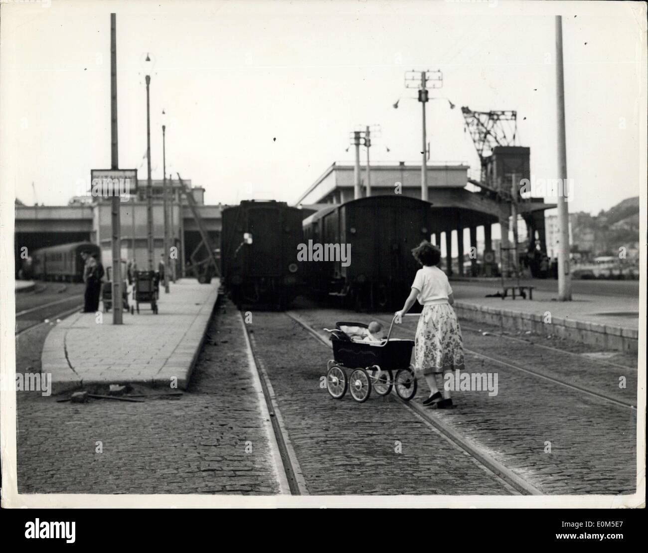 12 août 1953 - grève des chemins de fer en France. La grande promenade ferroviaire française s'est pratiquement étendue à une grève générale hier soir. Et comme elle a commencé à s'en prendre à la nation, de la côte de la Manche à la Riviera, des milliers de touristes supplémentaires ont été bloqués ; L'ambassade britannique à Paris a été forcée d'organiser et d'urgence un service d'obtention-en-quelques dans les autobus de l'Armée, et Whitehall a accepté de libérer des frances supplémentaires pour les vacanciers dépensées afin d'acheter de la nourriture et un abri. Il n'y a pas eu de train principal en France toute la journée. Photos : une scène à la station de Boulogne hier Banque D'Images