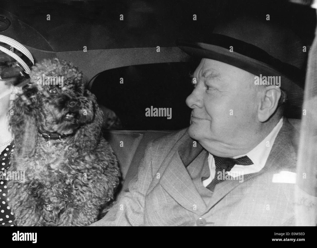 Sir Winston Churchill laissant No 10 Downing Street Banque D'Images