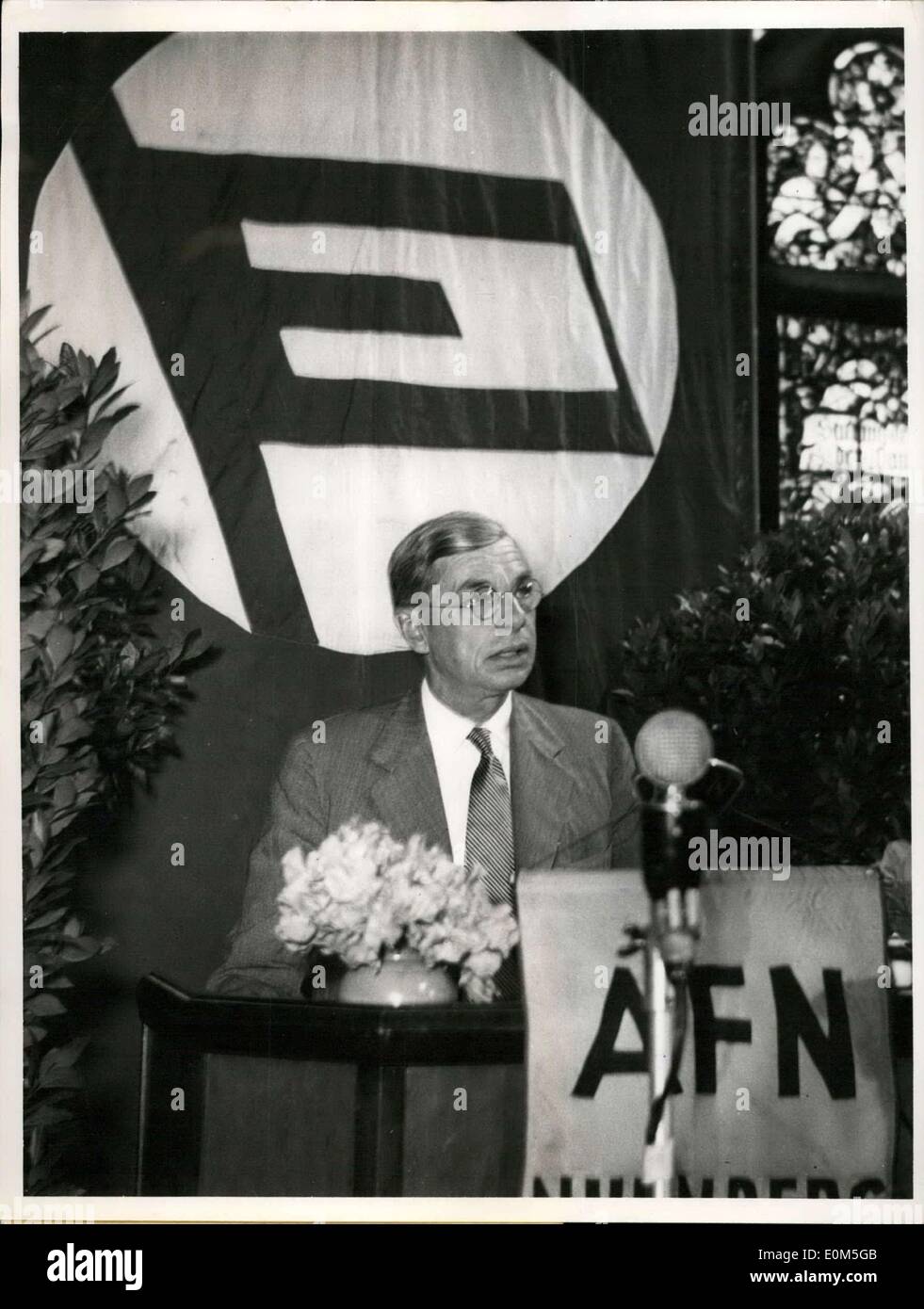 18 août 1953 - Ouverture de la 2e semaine européenne à Passau, Bavière, Allemagne du Sud : le 14 août 1953, la 2ème Semaine Européenne est ouverte à Passau, en présence de diplomates de haut rang aux États-Unis, en Grande-Bretagne, aux Pays-Bas, en Allemagne et en Autriche. La portée de la 2ème Semaine Européenne est l'unité européenne et la culture de ''l'esprit de l'occident''.Photo montre le Dr James B. Conant, ambassadeur des Etats-Unis à l'Allemagne, l'adresse le discours d'ouverture au public. Banque D'Images