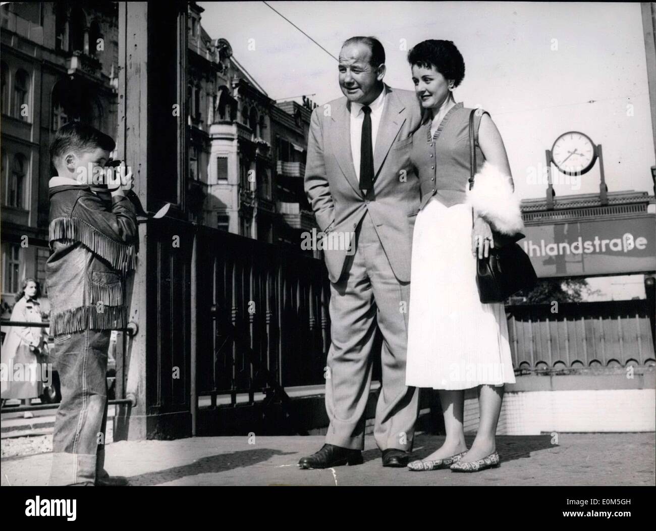 19 août 1953 - ''Hey papa, attendez une minute...'' appelle les six ans Kim, vêtu de vêtements de trappeur, à son père, célèbre acteur américain Broderick Crawford comme il quitte le métro avec sa femme. Son jeune fils s'enclenche alors une photo de la bande de roulement sur deux comme ils ?Kurf rstendamm. Broderick Crawford est arrivé à Berlin pour la première fois dans l'après-guerre de film pour le film ''Night People. Banque D'Images