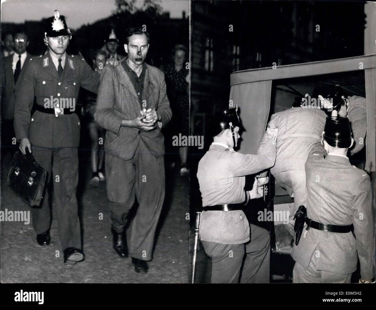 22 août 1953 - Nouvelle rue - combats et émeutes entre la police de Berlin-Ouest et Reds. Une foule de Berlin-est Counis hier frRed le quartier ouest de Berlin Wedding en vue de pousser vers le haut les Berliners-ouest sans emplois contre le gouvernement - pendant un rassemblement là-bas. La police de Berlin Ouest prémise en garde est allée entre les rouges et cette action a provoqué un prcar sauvage, quand les hommes rans cked le hall. Le Ré excité fait trois pierres à la police. La photo montre UN policier de Berlin Ouest qui escorte l'un des nombreux démagogues. Celui-ci a obtenu une grande licence Banque D'Images