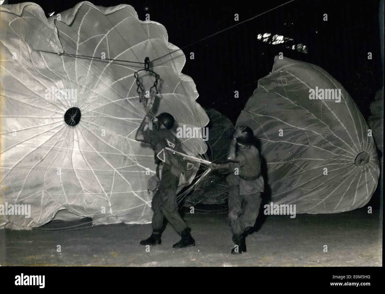 Juillet 07, 1953 - Army Show au Palais des Sports ; un écran de parachutistes vu à une semaine d'Army Show présentement lieu au Palais des Sports, Paris Banque D'Images