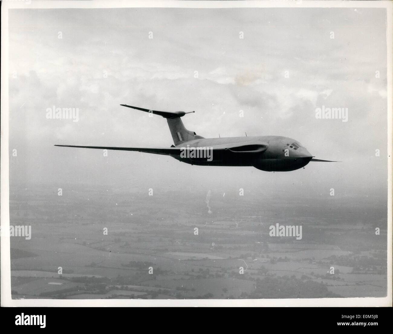 Juillet 07, 1953 - Première photo de parution Nouvelle Rapière du Bomber Command : Le Handley Page Victor 4-jet à aile crescent - bombardiers plus puissant que 25 locomotives express, fait ses débuts devant la Reine mercredi prochain à la RAF. Défilé du couronnement. Depuis son premier vol la veille de Noël dernier, il a mené un examen exhaustif du programme de vols d'essai et était en vol au moins six fois en un jour récemment. Le vainqueur a été commandé en quantité à partir de zéro et est maintenant en super-production prioritaire pour la R.A.F. Le Bomber Command Banque D'Images