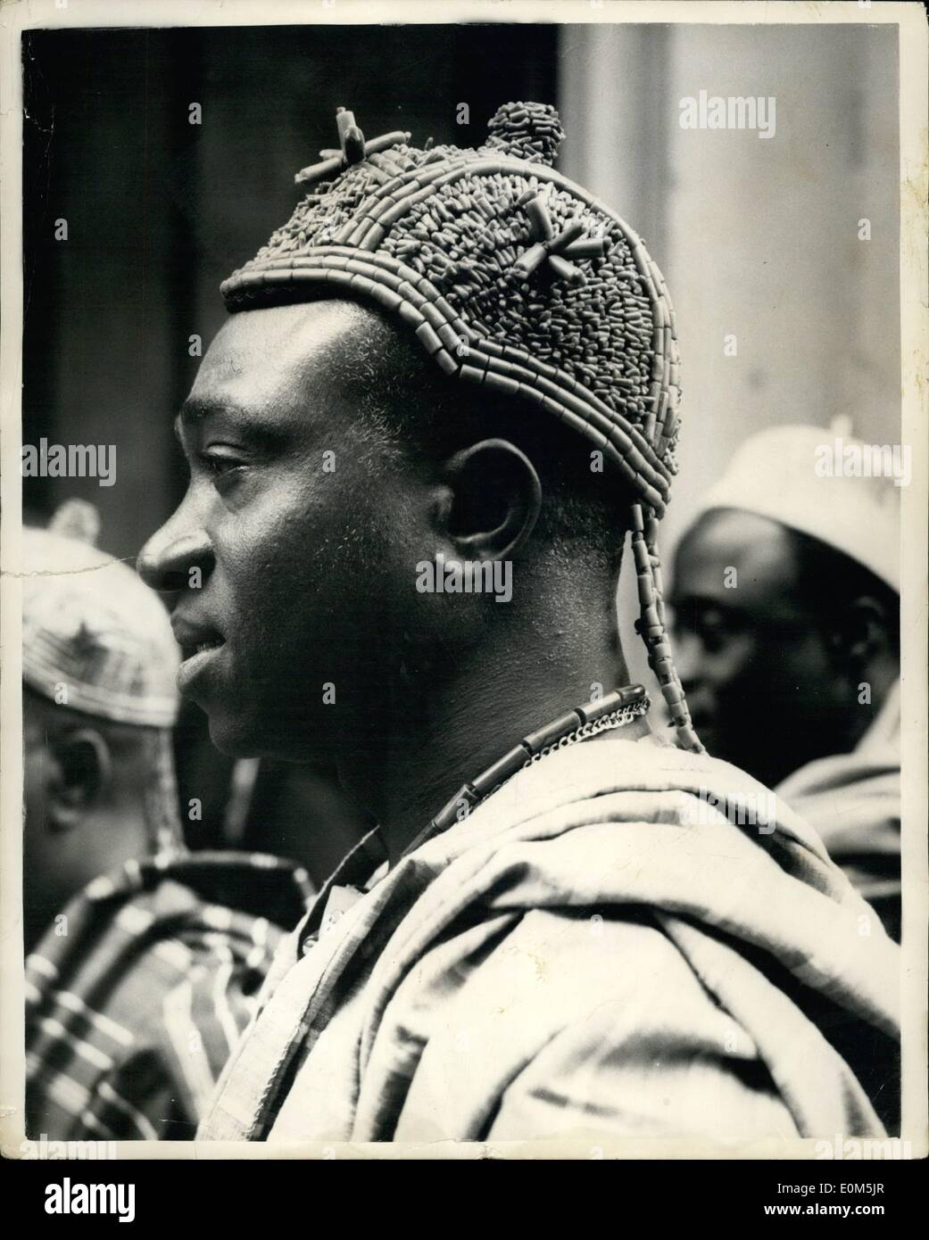 Juillet 07, 1953 - Constitution du Nigeria ouvre la Conférence.. La Constitution du Nigeria a ouvert la conférence à 10. Carlton House Terrace. Photo : Keystone montre l'appareil photo est le plus proche, l'Obi de Nwoko II - portant un chapeau perlé - comme il est arrivé pour la conférence. Banque D'Images