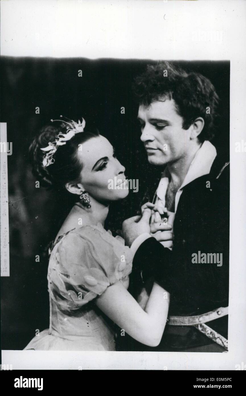 24 août 1953 - ''Hamlet'' par l'Old Vic Company. Edinburgh's Festival of Music and Drama. Photo montre Claire Bloom comme Ophelia, et Richard Burton comme Hamlet - pendant la par par l'Old Vic Company, à la salle de l'Assemblée, Édimbourg. Banque D'Images