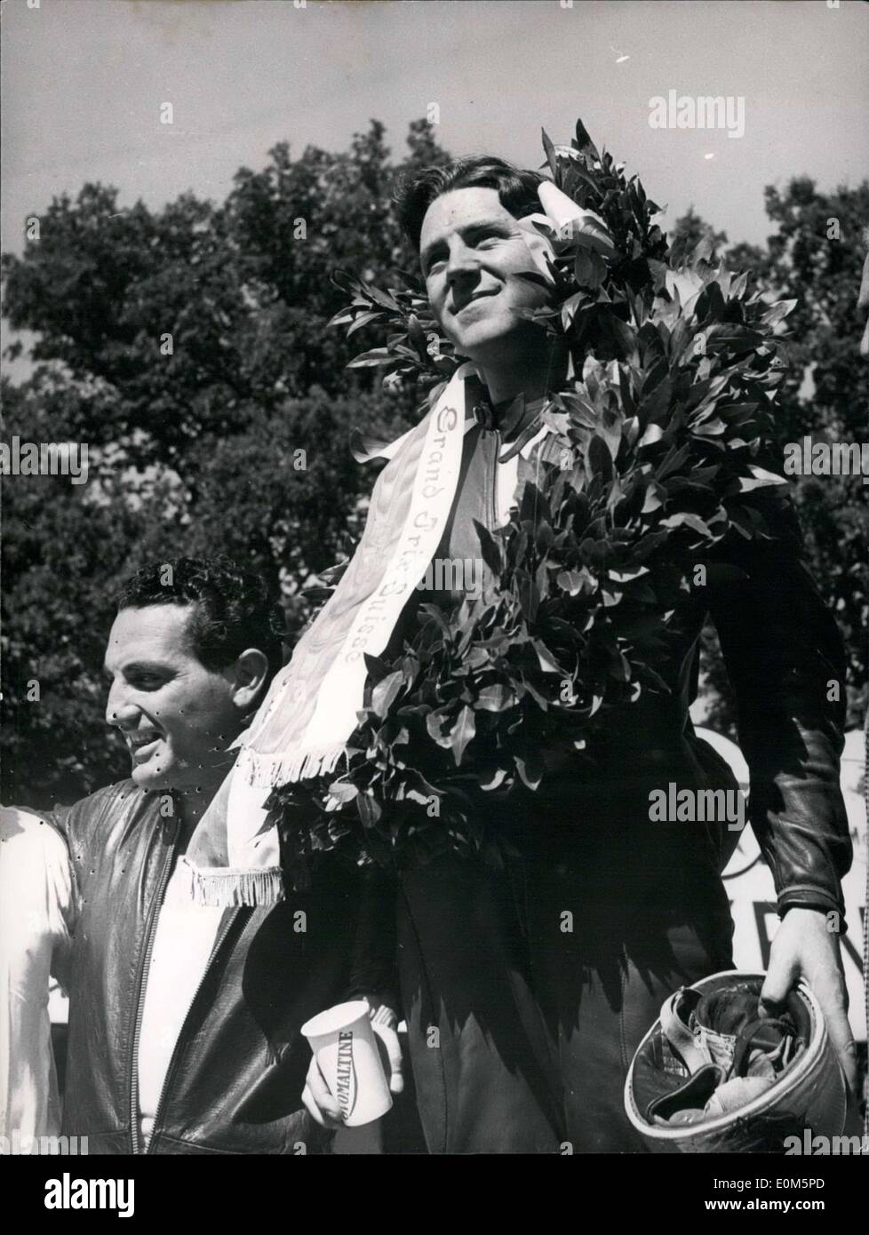 24 août 1953 - Duc Geoffrey est victorieux est Berne ! Geoffrey Duke anglais atteint de nouveaux succès au Grand Prix de Suisse à Berne, où il a été le premier à franchir la ligne d'arrivée. Banque D'Images