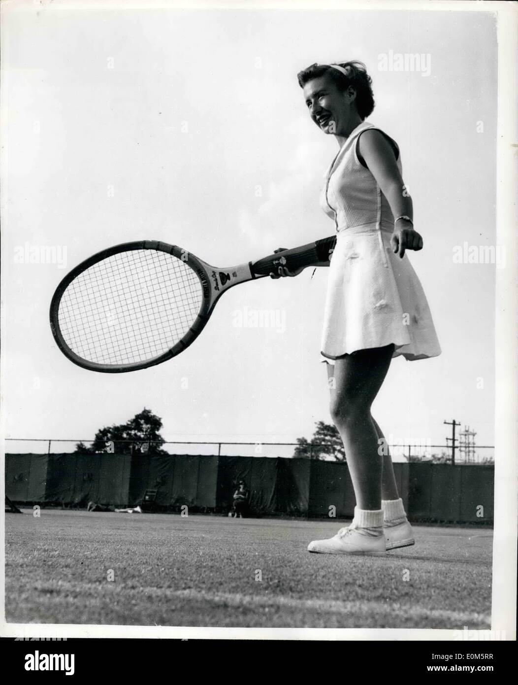 Septembre 03, 1953 - 3.9.53 peu Mo mais une grande raquette. Mme Maureen Connolly, Little Mo, le champion de tennis américain causé un endroit de plaisir quand elle est apparue sur le court avec une raquette de tennis, géant au West Side Tennis Club, Forest Hills, New York, où l'American National Tennis Championships sont détenus. Banque D'Images