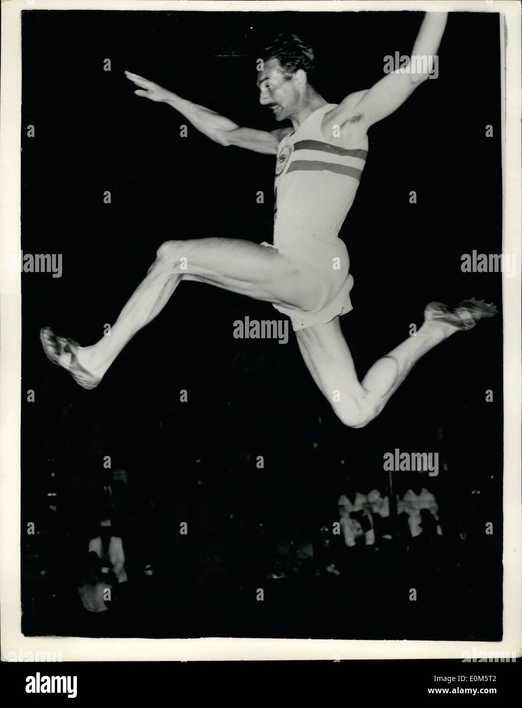 Septembre 04, 1953 - 4-9-53 La Suède bat la Grande-Bretagne en match d'athlétisme. Cruttenden remporte le saut en longueur. La Suède a battu la Grande-Bretagne par 109 points à 103 dans les deux jours à Stockholm match athlétique hier. Photo Keystone montre : A.R. Cruttenden de G.B. remporte le cas de saut en longueur avec un bond de 23 ft. &Frac14 ; 6. dans la région de Stockholm. Banque D'Images