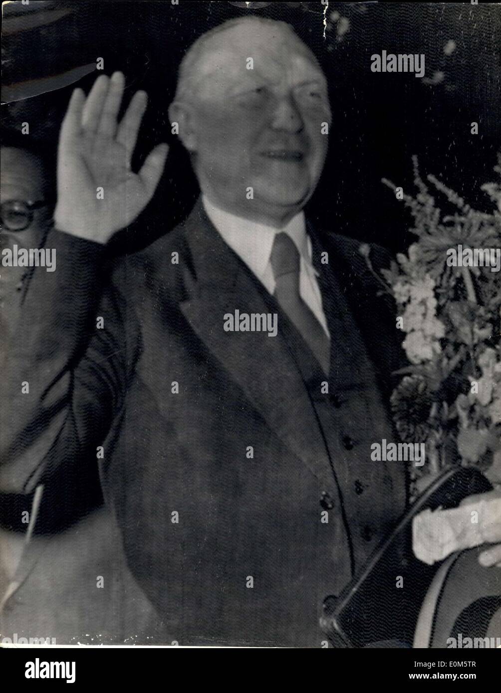 Septembre 07, 1953 - victoire éclatante pour le chancelier ouest-allemand dans les élections ; 77 ans le chancelier Konrad Adenauer, a appris aujourd'hui que son parti Démocrate Chrétien avait gagné une victoire éclatante dans les dernières élections en Allemagne. Les déclarations non officielles montrent que plus de 12 000 000 Allemands de l'Ouest ont donné son appui du gouvernement pour sa politique de collaboration continue avec l'ouest, les communistes ont échoué honteusement. Même dans la Ruhr de Solignen ville de couverts, une fois qu'un haut lieu du communisme, ils ne pouvaient pas obtenir un siège. Le Parti communiste n'a reçu que deux pour cent du total des voix Banque D'Images