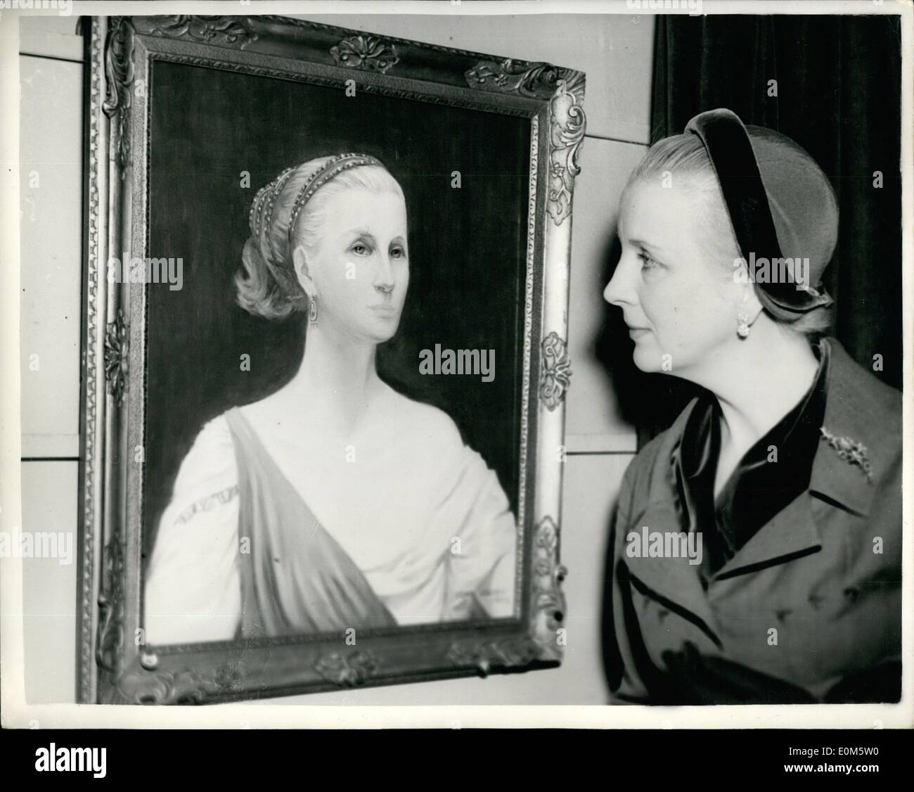 Septembre 09, 1953 - L'artiste hongrois ouvre son premier show : une femme artiste d'origine hongroise Irma Hardy ouvre sa première femme un spectacle au galeries, de refroidissement. New Bond street cet après-midi. Elle a été commandé de peindre un portrait de Sa Majesté la Reine qu'elle est en droit de diffuser. Photo montre Diana Wynyard ressemble à un portrait d'elle-même comme Helen, le personnage qu'elle joue maintenant dans ''La vie privée d'Helen'', peint par Mme Hardy. Banque D'Images