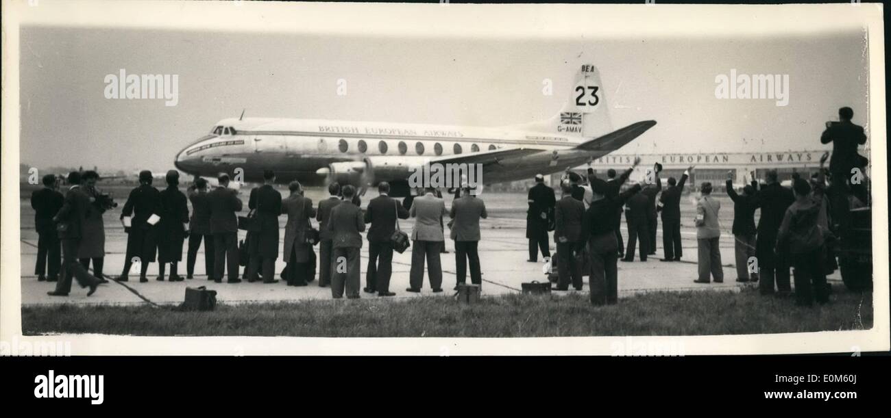 10 octobre 1953 - Le Duc de Gloucester commence l'Air Race : le duc d'Glpucester ont chuté d'un drapeau vert à l'aéroport de Londres cet après-midi, et les 12 000 milles air race à la Nouvelle-Zélande a commencé. Au total huit avions sont .Les cinq concurrents machines dans la section haute vitesse sont tous les bombardiers à réaction de Canberra, piloté par trois équipes de la R.A.F. et volé deux par des membres de la Royal Australian Air Force. Mais les trois plans dans la section de transport un B.E.A PER Le Vicomte, A.K.L.M. et liftmaster un Royal New Zealand Ar vigueur Hastings, a décollé en premier. À bord de l'K.L.M Banque D'Images