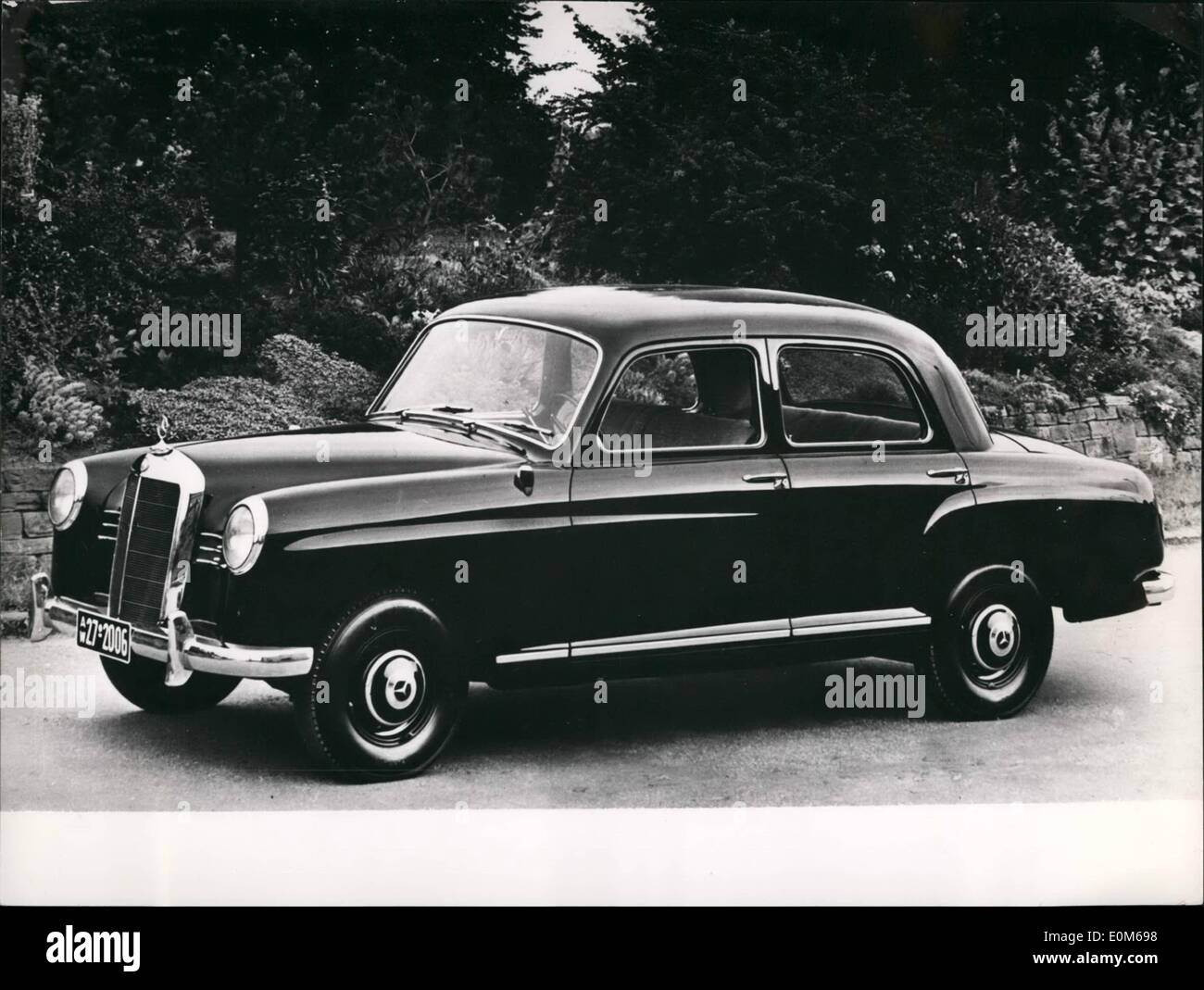 Septembre 09, 1953 - nouvelle Mercedes - Benz Type 180. À partir de la photo que vous voyez qu'il existe toujours le traditionnel et typique Mercedes - Benz formes du radiateur et du toit de la hotte, mais toute la voiture maintenant de plus en plus eu une forme beaucoup plus simple. Banque D'Images