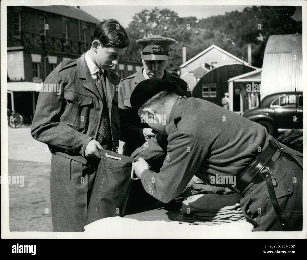 09 septembre, 1953 - se joint à l'armée de Duc de Kent. Recevoir son kit. : H.R.H&gt ; le duc de Kent est arrivé ce matin à Sandhurst kitting pour out- lors de sa première journée dans l'armée. La photo montre la grande H.A. Havilland regardent le R.Q.N.S. Burton A.C. met en kit le Kitbag détenu par le duc de Kent - aujourd'hui à Sandhurst. Banque D'Images