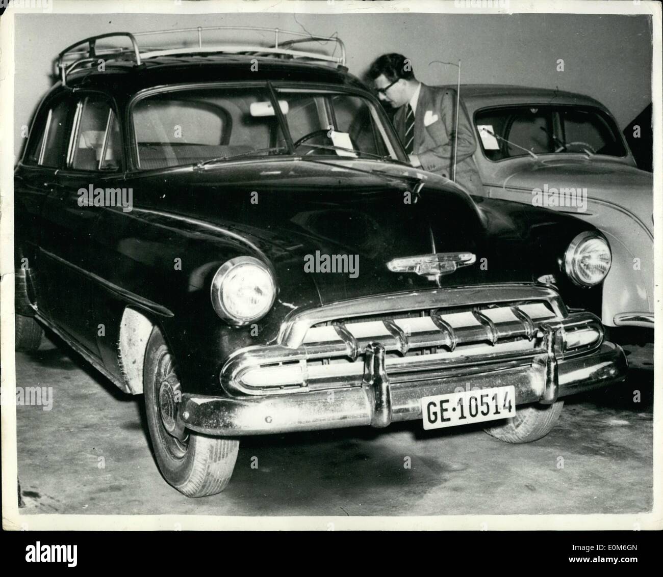 Septembre 09, 1953 - La Police attendre Mme Maclean, au garage. Seach manquant pour l'épouse de diplomate se poursuit : la police suisse attendent aujourd'hui au garage di la Gare à Lausanne, où Mme Melinda MacLean a quitté sa voiture Chevrolet noire, il y a une semaine. Mme MacLean a dit à l'homme qu'elle garage serait ''retour dans une semaine''. La police est là au cas où elle tourne jusqu'à la fin le mystère de sa disparition avec ses trois enfants. Mme MacLean, épouse de l'absence du diplomate britannique Donald MacLean, a quitté son appartement Genève vendredi dernier à sa mère Mme Banque D'Images