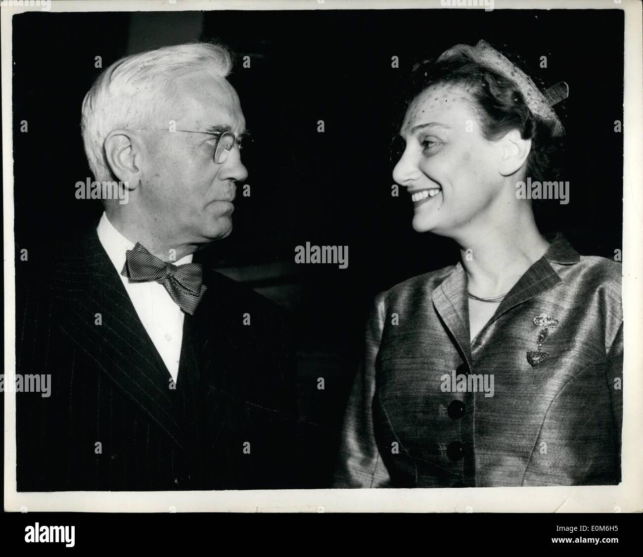 Septembre 09, 1953 - Sir Alexander Fleming jeudi 28 novembre 2013. Sir Alexander Fleming, découvreur de la pénicilline, qui est de 71 ans, s'est marié aujourd'hui à Mme Amalia Coutsouris, une Grecque chirurgien. La Noce à Chelsea Register Office est d'être suivie par une seconde cérémonie à l'Église orthodoxe grecque, dans le quartier de Bayswater. La première épouse de sir Alexander est mort en 1949. Photo : Keystone montre les mariés de quitter Chelsea register office après la cérémonie. Banque D'Images
