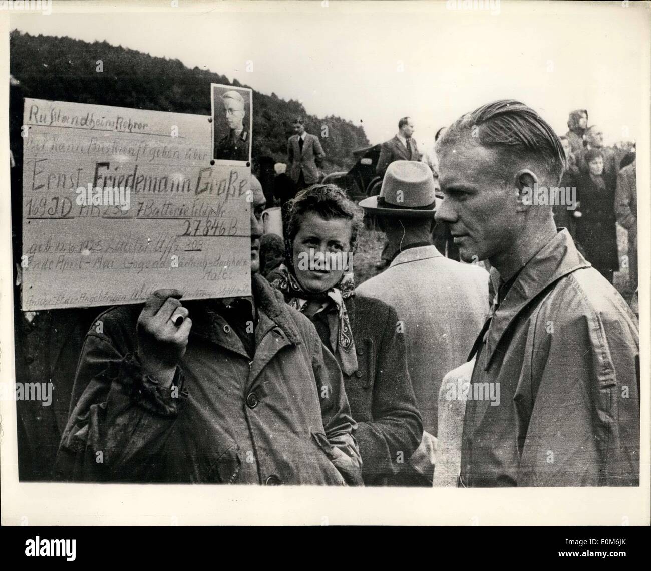 12 octobre 1953 - Famille à la recherche de nouvelles de maris - Fils Etc. Plus d'Allemands Retour de Russie. Photo montre la scène comme le dernier lot d'Allemands libérés de la Russie sont remis en question par l'anxiété les hommes et les femmes - qui sont à la recherche de nouvelles de leurs proches. Le tableau d'affichage indique ''Do vous savez - mon mari - mon fils - mon frère etc. etc. Photos prises près de Herleashausen l'Allemagne. Banque D'Images