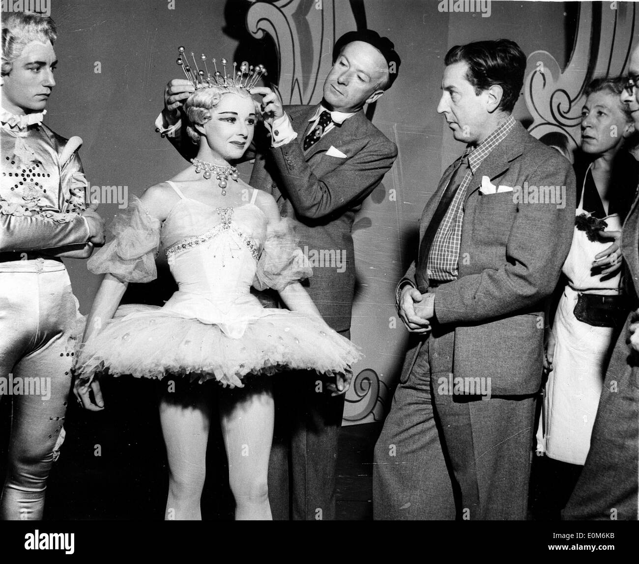 Créateur de costumes Cecil Beaton, réglage d'un casque en coulisses Banque D'Images