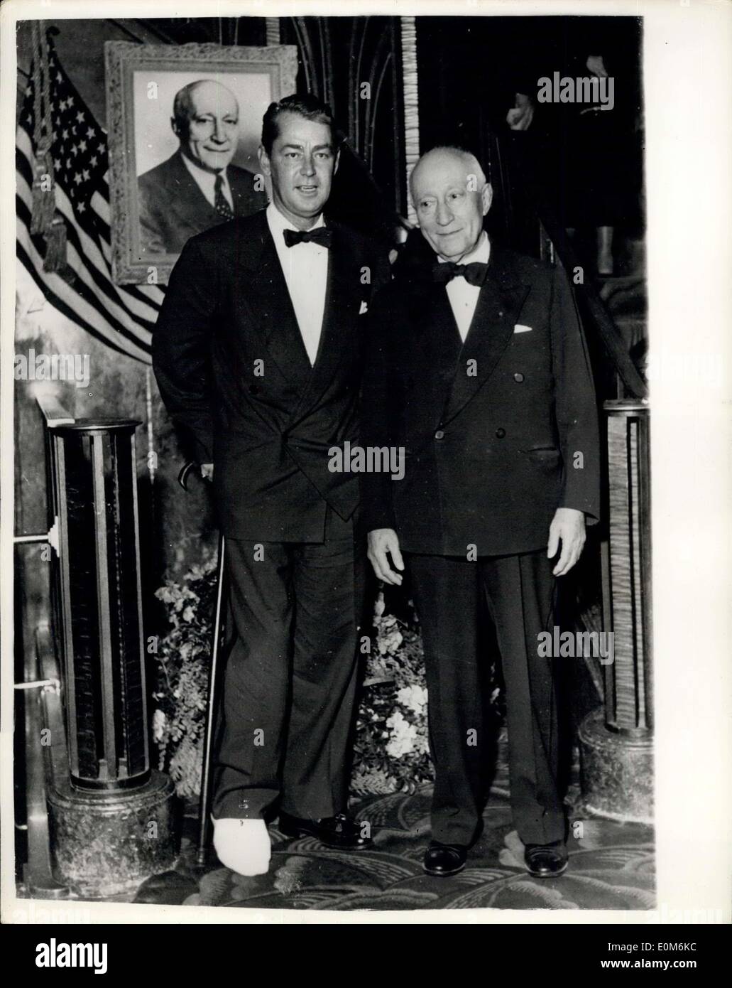 16 octobre 1953 - Alan Ladd assiste à Paris Premiere avec entorse à la cheville. Photo montre Alan Ladd avec son pied droit bandé, photographiée avec Adolph Zukor, producteur de films plus anciens de l'Amérique, lorsqu'ils ont assisté à la première du film Paris ''Shane'' (avec Ladd). La star du film s'est foulé la cheville en jouant avec son fils il y a quelques jours. Banque D'Images