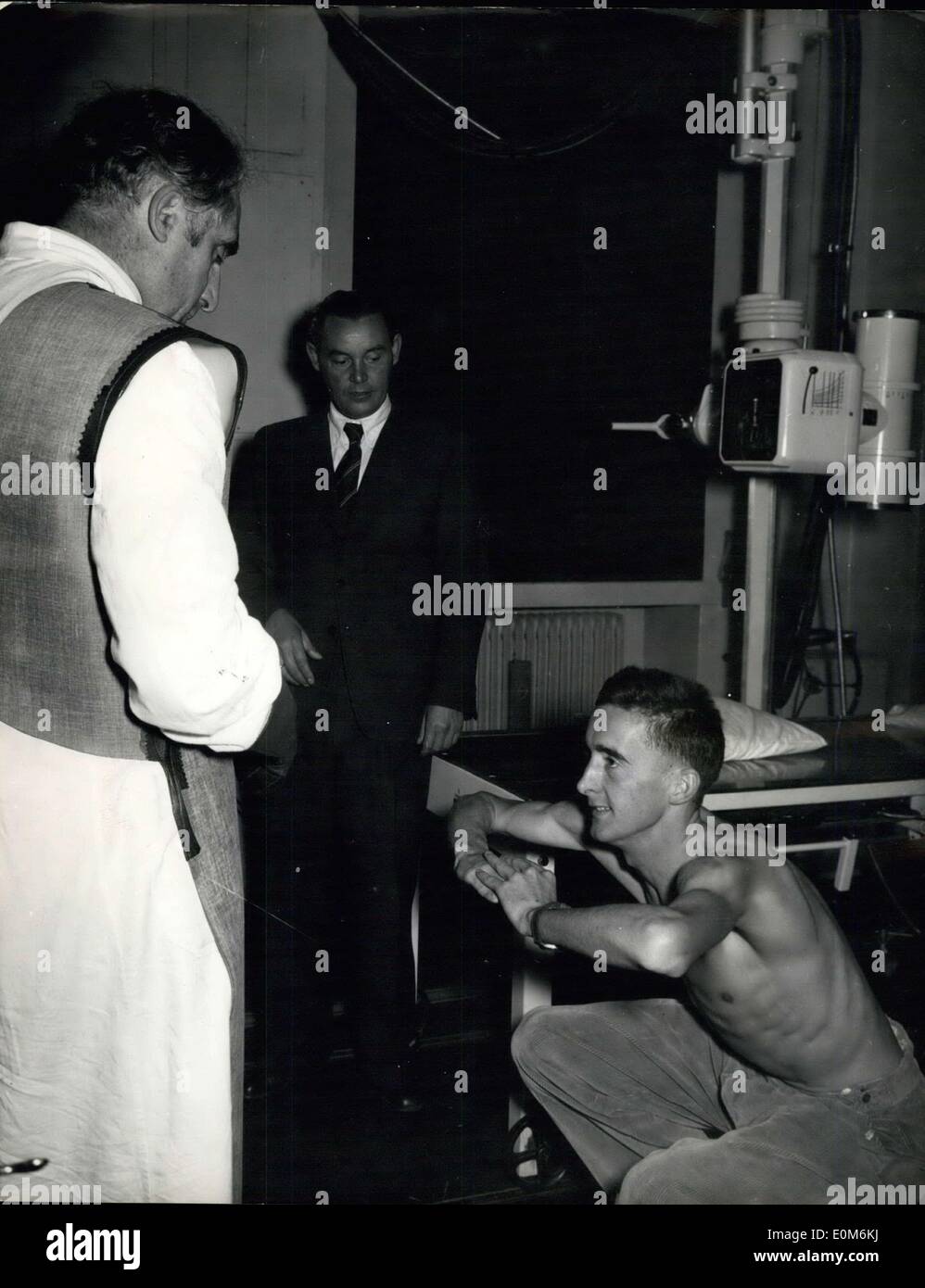 17 octobre 1953 - Tests du médecin allemand Pirie Coeur Dr. Hans Reindell, un médecin allemand, est célèbre pour ses recherches sur l'endurance humaine prétend être capable de prédire l'événement qui répondra le mieux à un athlète et le temps qu'il permettra d'atteindre si il a atteint son potentiel. Gordon Pirie, le célèbre coureur britannique, qui est d'un séjour à Freiberg, Allemagne, avec son entraîneur allemand Woldemar Gerschler,, a subi des tests par le médecin. Après les essais Dr. Reindell a dit : ''Pirie a le plus de coeur que j'ai jamais trouvé dans un sportif Banque D'Images