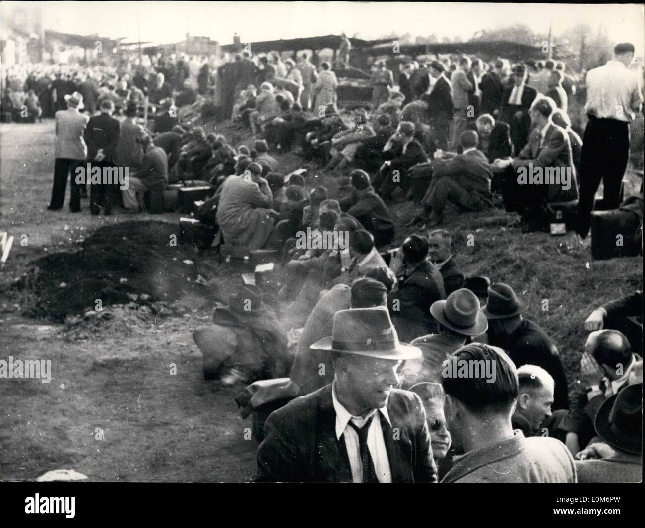 Septembre 09, 1953 - 2800 East agents. essayé le mercredi pour se rendre de la zone Sovieet à l'ouest de l'Allemagne. Beaucoup d'agents ont été retirés de la zone inter- trains Magdeburg Hannover , Berlin - Hambourg Munich Erfurt , Frankfurk et Erfurt. Toutes les personnes appréhendées possède d'immenses quantités de matériel de propagande avec eux. Notre photo montre emprisonné les agents sur un lieu d'assemblée près de Ludwigstadit. Banque D'Images