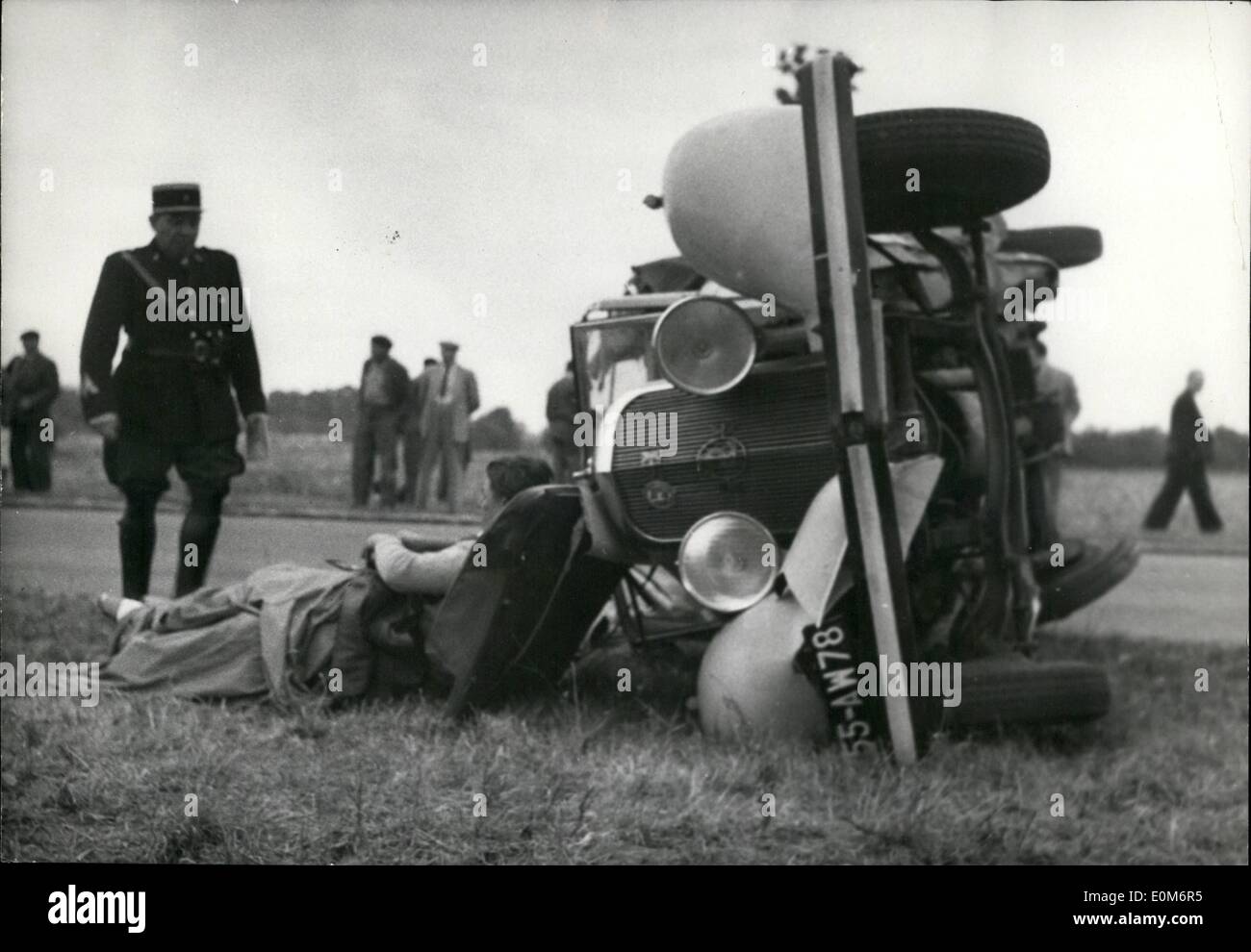 Septembre 09, 1953 - Les accidents de la route : voiture renversée, un homme tué et cinq blessés - une vision tragique d'un des nombreux Banque D'Images