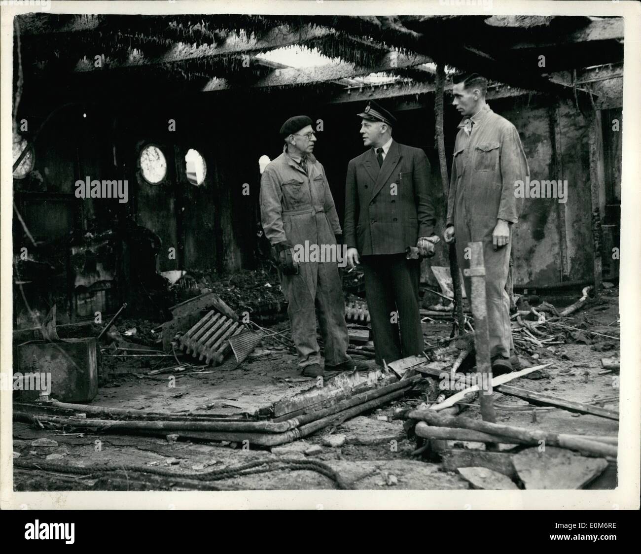 Septembre 09, 1953 départ de retard - Gales Mailboat danois. Récupération de ''Kronprins Frederik peut partir demain.'' : ''Mailboat danois Frederick Kronprins'' qui a pris feu et a coulé en avril dernier, était prévu de partir ce matin, Haywich - tractés par des remorqueurs e pour le Danemark. Les gales ont rendu cela impossible - et on pense que le départ aura lieu demain à la place. Photo montre L-R M. Samuel Josip Liverpool ingénieur de récupération de Esebjord Lauridsend ; le capitaine et M. Arthur Carr un ingénieur de récupération du Cheshire - vu dans ce qui était autrefois le quartier des officiers - du navire Banque D'Images