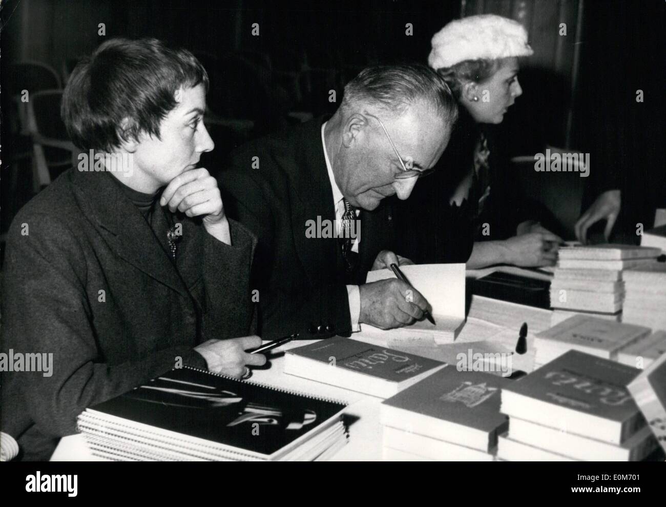 11 novembre 1953 - célèbre auteur de vente de charité de Jules Romains (centre) le célèbre auteur français des autographes livres à la vente de charité organisée à l'Hôtel George V, Paris. Sur la gauche est - Suzanne Flon et à droite Sophie Perdri&egrave;re, actrice. Banque D'Images