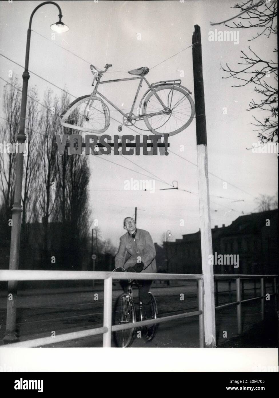 11 novembre 1953 - Avertissement d'origine pour les membres de la circulation. Par l'augmentation du nombre d'accidents de la circulation les tables d'avertissement pour les membres du trafic sont érigés à de nombreux endroits à l'ouest de Berlin. Nos photos montrent un plastique gauche couper un tilleul de 100 ans par le sculpteur Hans Krause. Ce chiffre doit avertir pense que l'épouse et sa famille. Droite : un vélo endommagé par un accident fixé dessus un vélo-école-façon. Banque D'Images