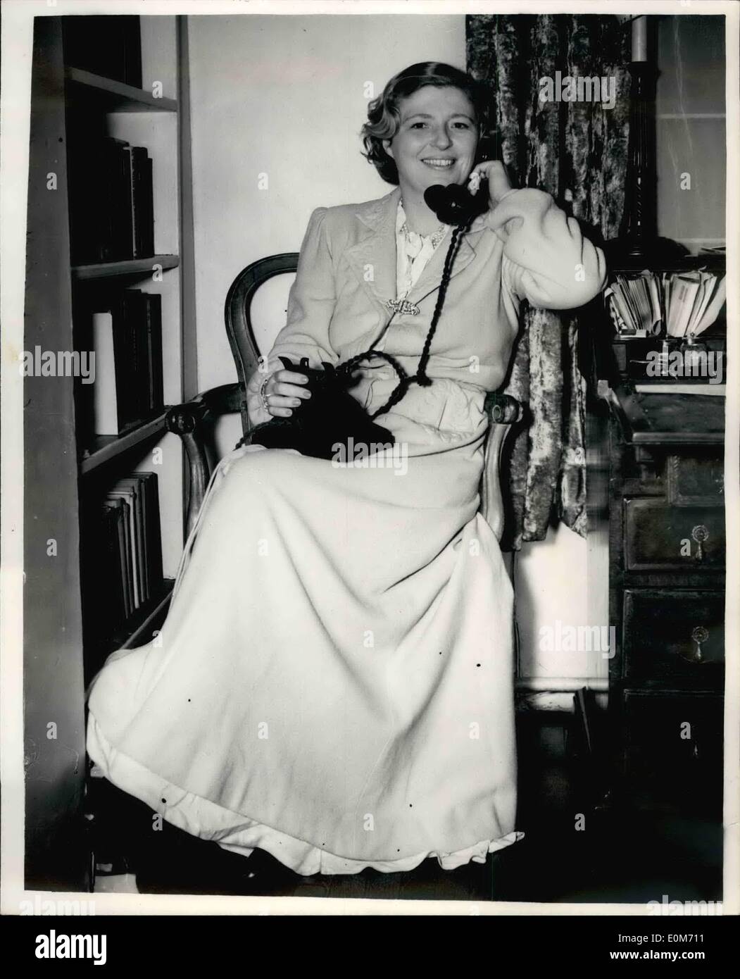 11 novembre 1953 - Royal Pilot's Home perquisitionné - deux fois. Mme Loraine Listews à la radio. : Mme Marie Loraine, épouse du capitaine A.C. Loraine, qui pilote l'avion à Queen's Beranda - avait son domicile perquisitionné Chelsea hier soir alors qu'elle était à l'aéroport de Londres de voir son mari au loin sur le vol - les fourrures et les vêtements d'une valeur d'environ 9 000 &pound;ont été volés. Elle wen à nouveau à environ 1 heures ce matin et retourné quarante minutes plus tard - et a trouvé qu'elle avait un autre visiteur '' mais même si le téléphone a été retiré de son reçoit - plus rien n'avait été volé . Photo montre Mme Banque D'Images