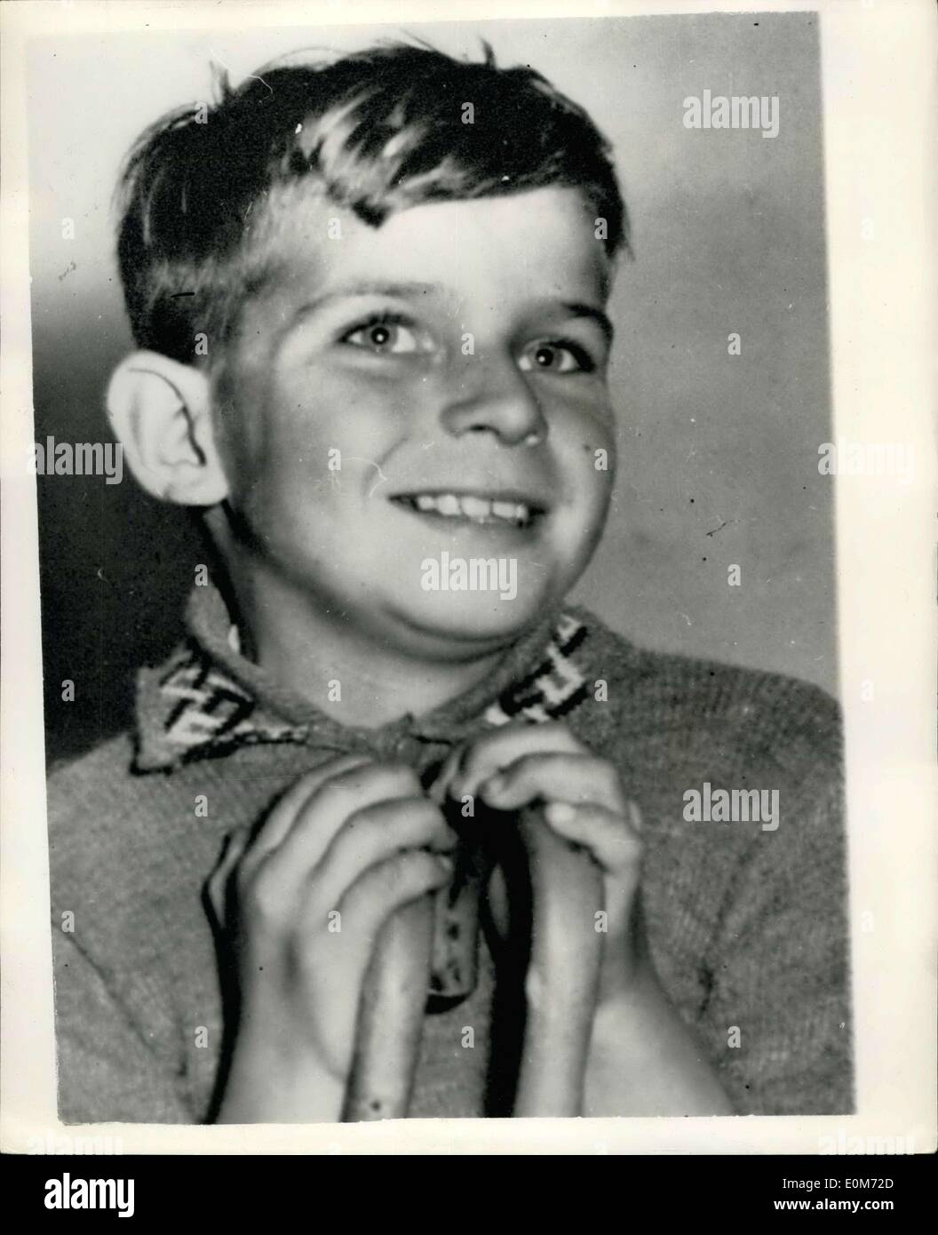 Septembre 24, 1953 - Miracle' boy promenades après huit ans. : Mme Jean Palmer, 38 ménagère normale de Cramlington, Northumberland, croit qu'un miracle s'est produit dans le salon de sa nouvelle maison du Conseil. Son fils de huit ans, John, mutilés de la naissance par les hanches déformées, jouait sur le tapis. Soudain, il attrapa un tor cricket et un jouet chat - et se leva. Alors que Mme Palmer regardé le souffle court, John parvins à travers la pièce pour elle. Il se retourna et le retourna. Lorsque nous avons eu une opération il y a trois ans, les médecins lui ont dit Mme Banque D'Images