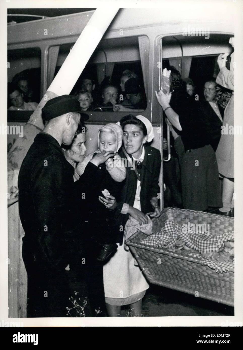 Au 28 septembre 1953 - Les prisonniers de guerre de l'URSS Retour à la maison. À l'aide de grands autobus inter-zone. Rapatriés de Russie sont de retour Banque D'Images
