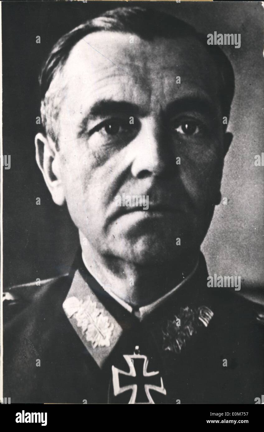 10 octobre 1953 - général Paulus est rentré de prisonnership : comme la radiodiffusion russe je sais que l'ancien maréchal Friedrich Paulus commandant et héros de Stalingrad qui avait ''(illisible)'' pris prisonnier 1943 avait été libéré et est revenu de la Russie à l'Allemagne. Il va prendre son lieu de résidence dans la zone russe de l'Allemagne. Banque D'Images