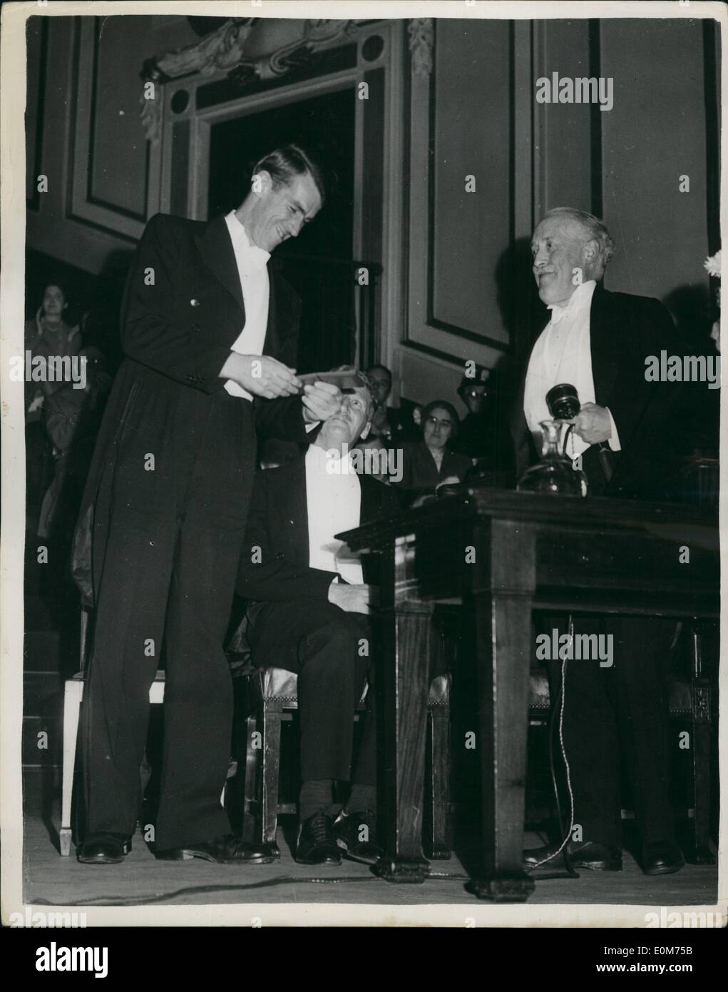 10 octobre 1953 - honneur écossais Hommes Everest : le colonel Sir John Hunt et Sir Edmund Hillary, a reçu la médaille d'or Liningstone - la plus haute distinction accordée par la Royal Scottish Geographical Society - dans le Usher Hall, Edinburgh. Photo montre Sir Edmund Hillary reçoit la médaille d'or de Livingstone de M. John Bartholomew, à la Usher Hall, Edinburgh. Banque D'Images