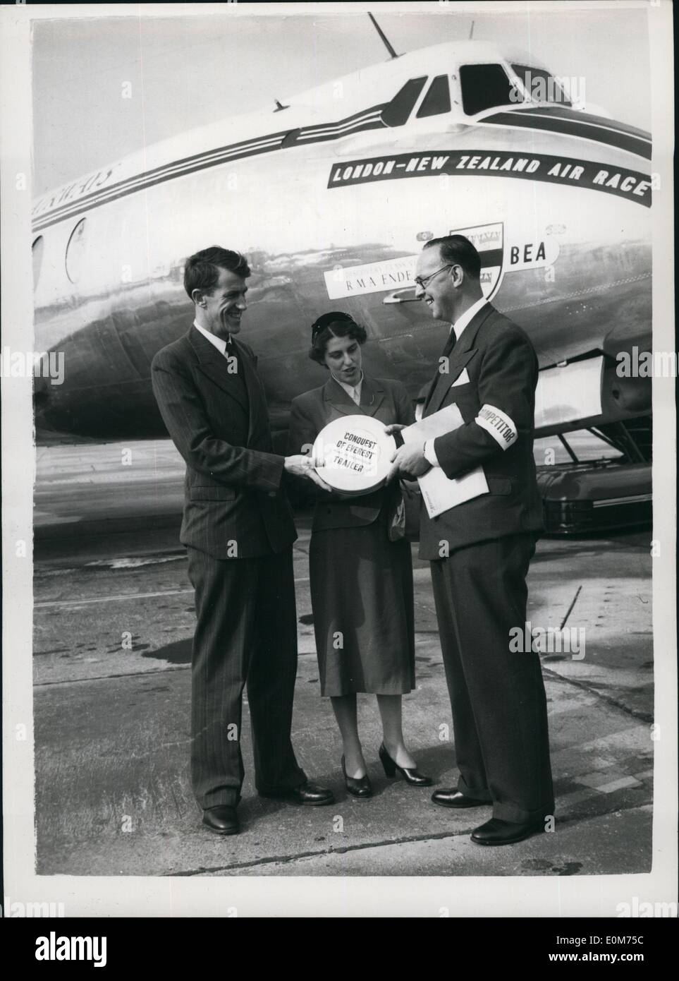 10 octobre 1953 - Sir Edmund Hillary cop donne de l'Everest à BEA film : exécutif Sir Edmund Hillary, le conquérant de l'Everest, avec dame Hillary main au cours d'une copie du film Conqueat de l'Everest à M. Peter Masefield, chef de l'exécutif, du BEA. (À DROITE) qui est membre de l'équipage Viscount entré pour la Nouvelle-Zélande air race, de prendre avec lui à l'aéroport de Londres aujourd'hui. Banque D'Images