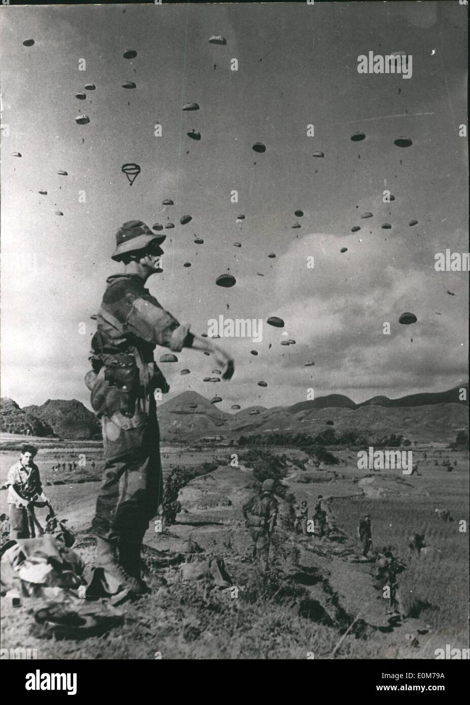 11 novembre 1953 - parachutistes français occupent Dien Bien Phu. Un débarquement de parachutistes français et le Vietnam dans une zone dans l'indo chine. La ville et l'aérodrome de Dien Bien Phu sont occupés par les parachutistes après une surprise à l'atterrissage. Banque D'Images