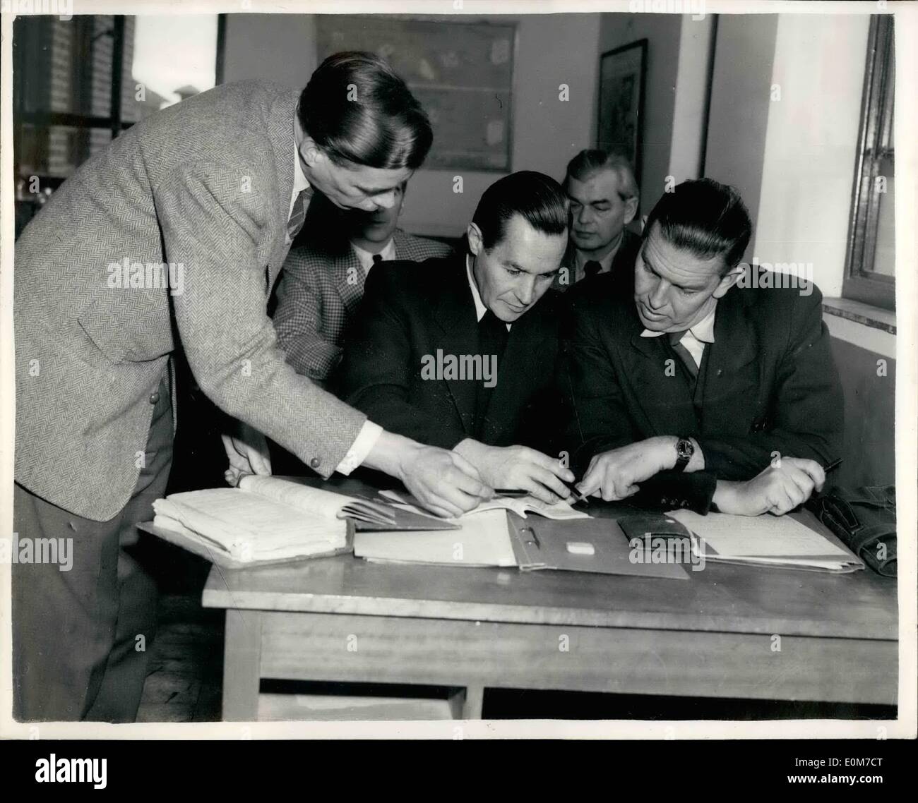 01 janvier 1954 - Formation de l'air en Grande-Bretagne pour les pilotes allemands : quatre pilotes de l'air allemande et de trois instructeurs sont maintenant une formation à l'Air Service Training School à Hamble, près de Southampton, en préparation pour l'établissement d'une ligne aérienne civile dans la République Fédérale Allemande. Après un cours de trois mois ils iront aux États-Unis pour des cours de conversion de vol pour voler les Convair et constellations. Photo montre le clsaa Navigation sur instruction d'Ele. Le Lieut. P. Simon, ex-radio de lecture operatpor R.A.F Banque D'Images