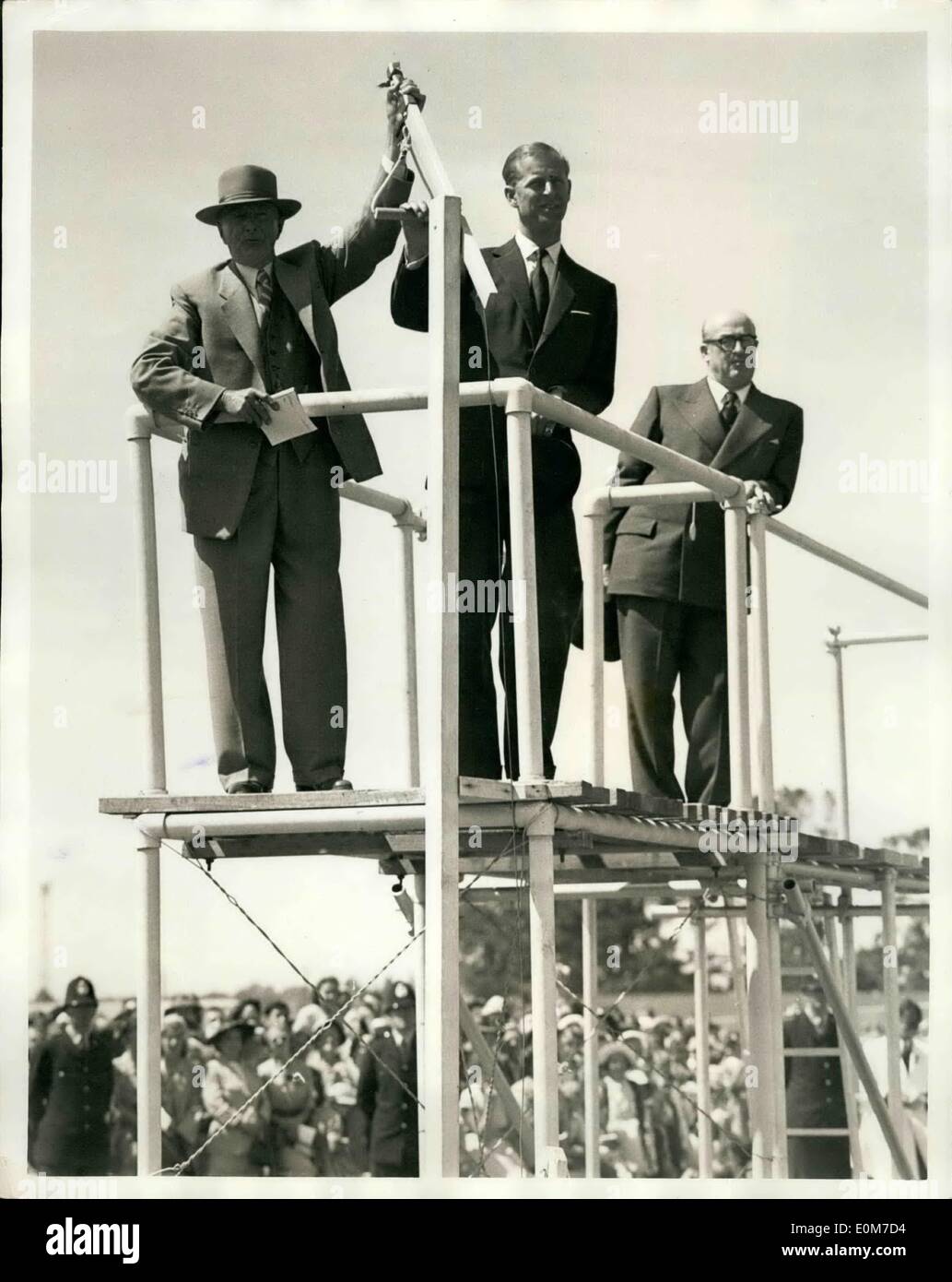 01 janvier, 1954 - La Royal New Zealand Tour Duc agit comme au démarrage de la réunion de trot. La photo montre le duc d'Édimbourg a aidé Banque D'Images