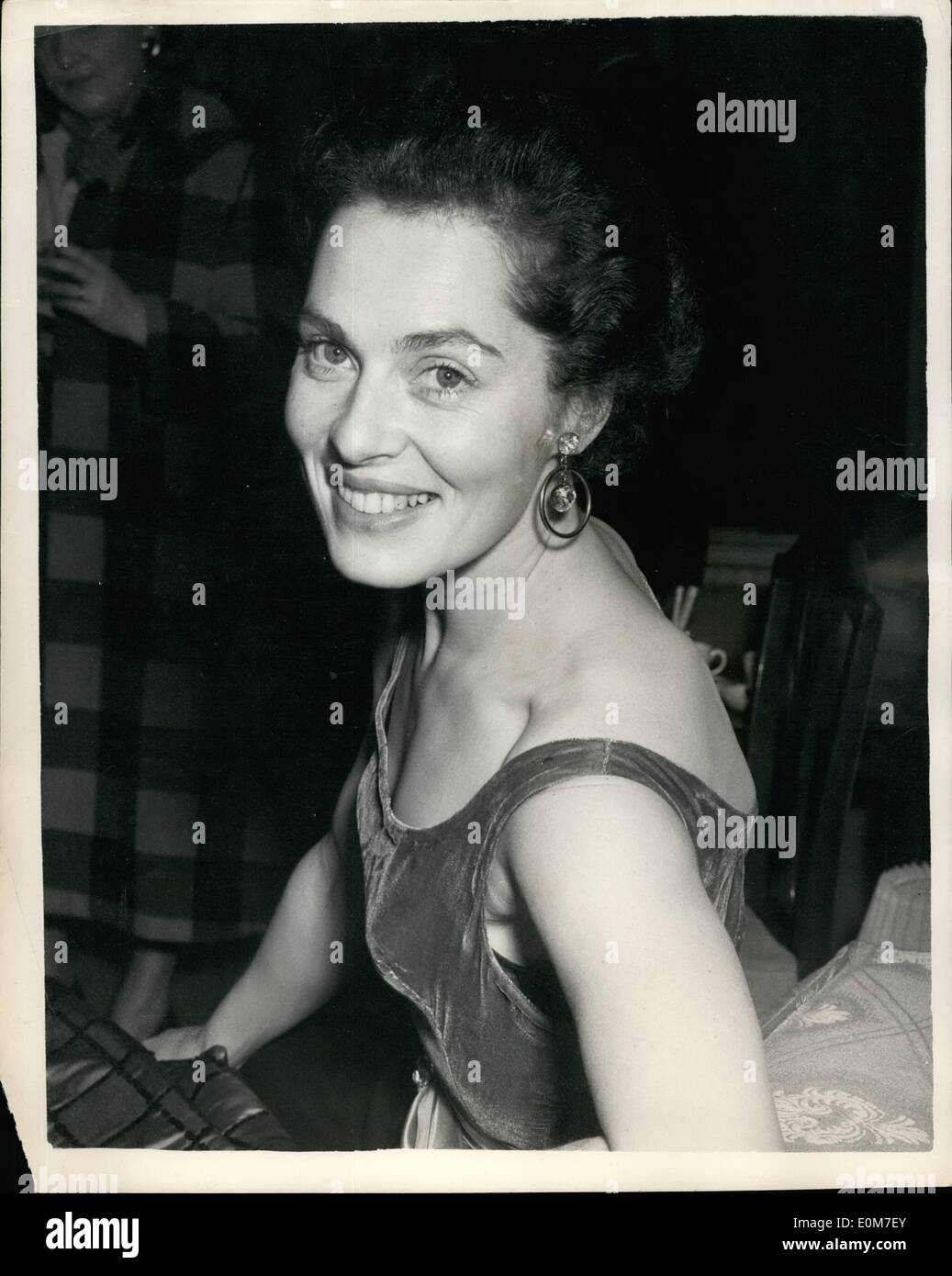 01 janvier 1954 - Le ''nouveau carbo'' arrive à Londres. D'origine suédoise Viveca Lindfors, star hollywoodienne, âgé de 33 ans, connu sous le nom de ''La nouvelle Garbo'', est arrivé à Londres aujourd'hui de l'Amérique, à l'étoile dans ''The white countess'' - la nouvelle pièce de J.B. Priestley et son épouse, Jacquetta Hawkes. Anthony Vivian présente la première mondiale de la pièce au Gaiety Theatre, Dublin, le 15 février. Après la visite de Bradford, oxford et Birmingham, ''The white countess'' est ouvert dans l'ouest de la ville. photo montre le relief Vivace vu au Savoy cet après-midi. Banque D'Images
