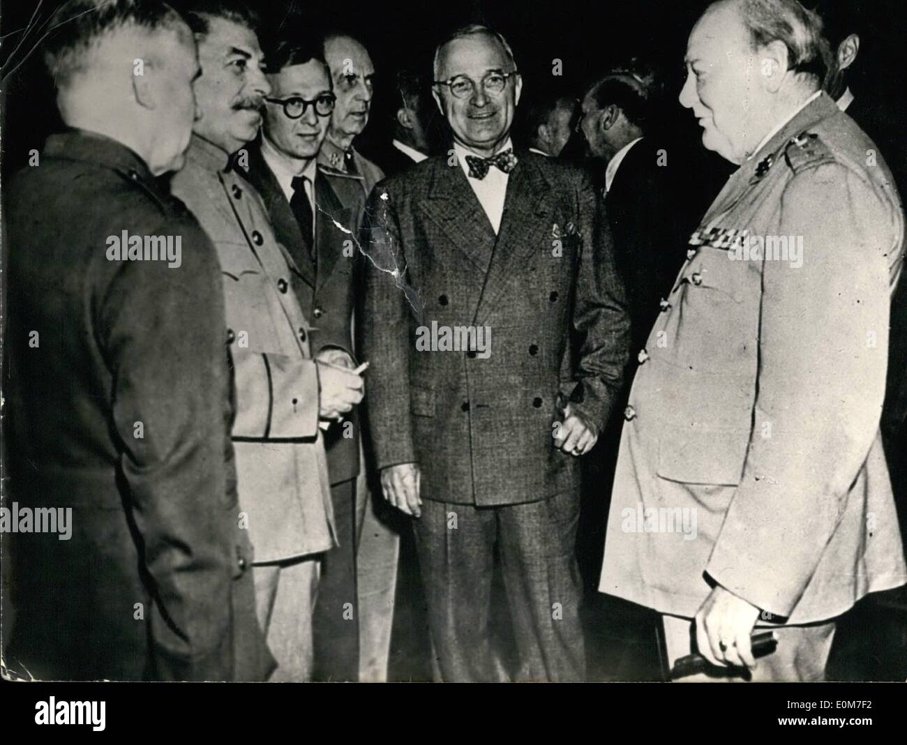01 janvier 1954 - En 1945, il avait été la dernière fois. C'est une révision à la conférence de Postdam en juillet 1945 concernant l'entrée conférence des quatre puissances à Berlin. Puis le ''Big Three'' - en attendant un quatrième ''big'' rejoint pendant le discours. De gauche à droite : le président Truman, Staline et le Premier ministre britannique Churchill. Photo Keystone de 12e Janvier 1954. Banque D'Images