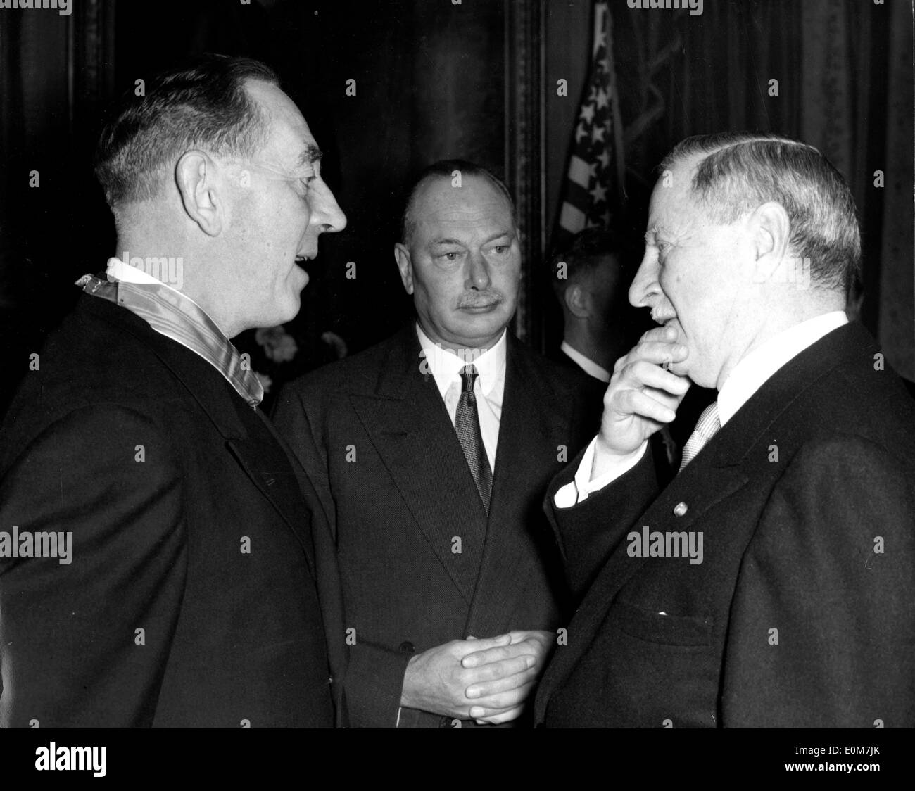 L'ambassadeur Winthrop Aldrich et d'autres personnes ayant une discussion Banque D'Images