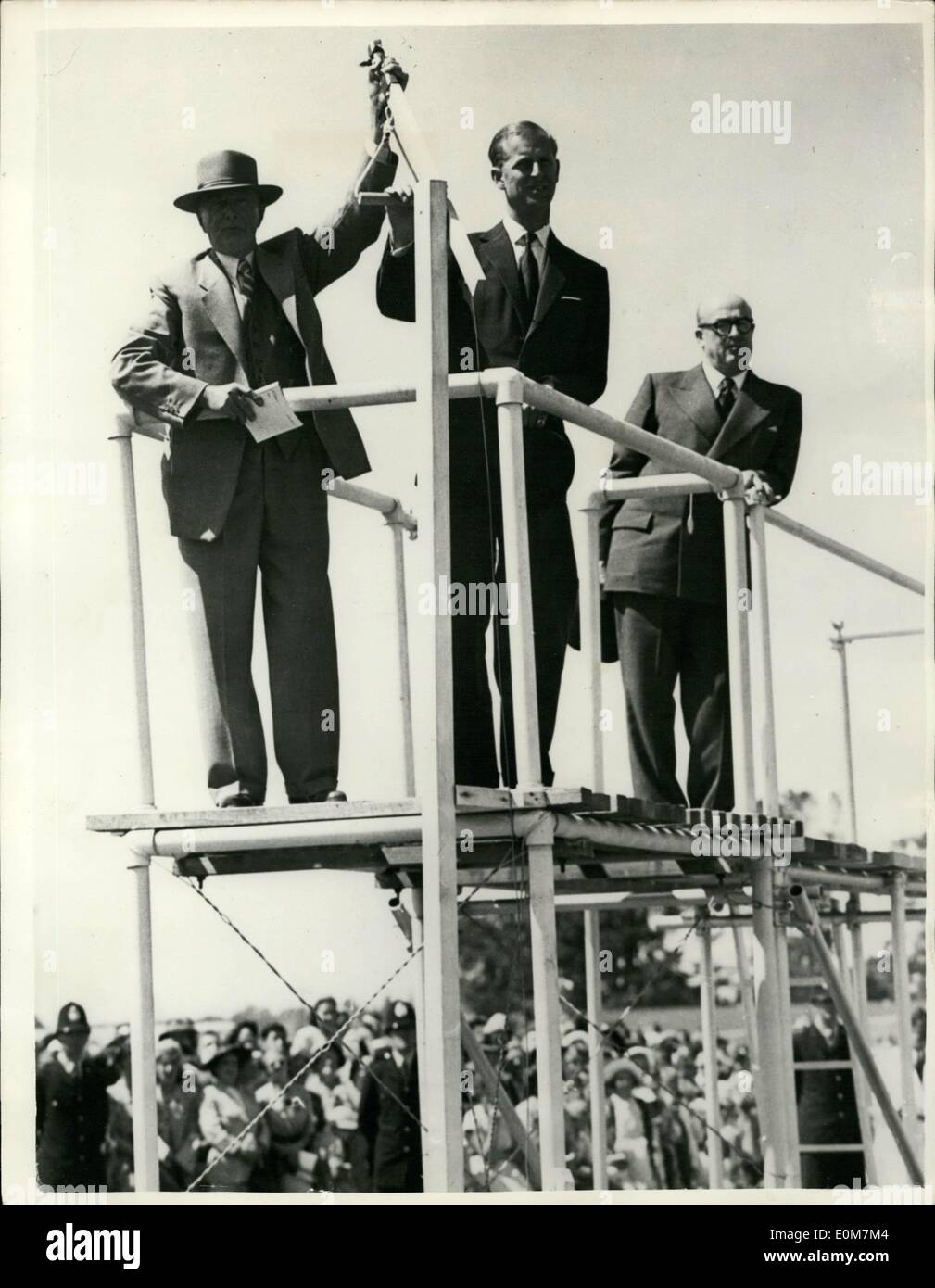 01 janvier, 1954 - La Royal New Zealand Tour, duc agit comme au démarrage de la réunion de trot. Photo Keystone montre : le duc d'Édimbourg assistée par le starter officiel M. A.J. Hastings commence la course pour le duc d'Édimbourg Stakes au Royal Trotting réunion à Addington, au cours de la visite royale de Nouvelle-Zélande. Banque D'Images