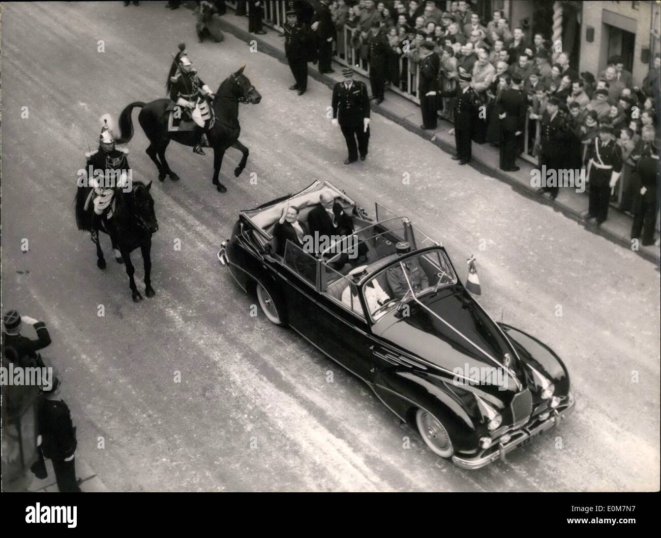 01 janvier 1954 - Le président Coty prend le relais(1) . Le président sortant Auriol et le nouveau Président René Coty équitation dans une voiture ouverte sur le chemin de l'hôtel de ville. Banque D'Images