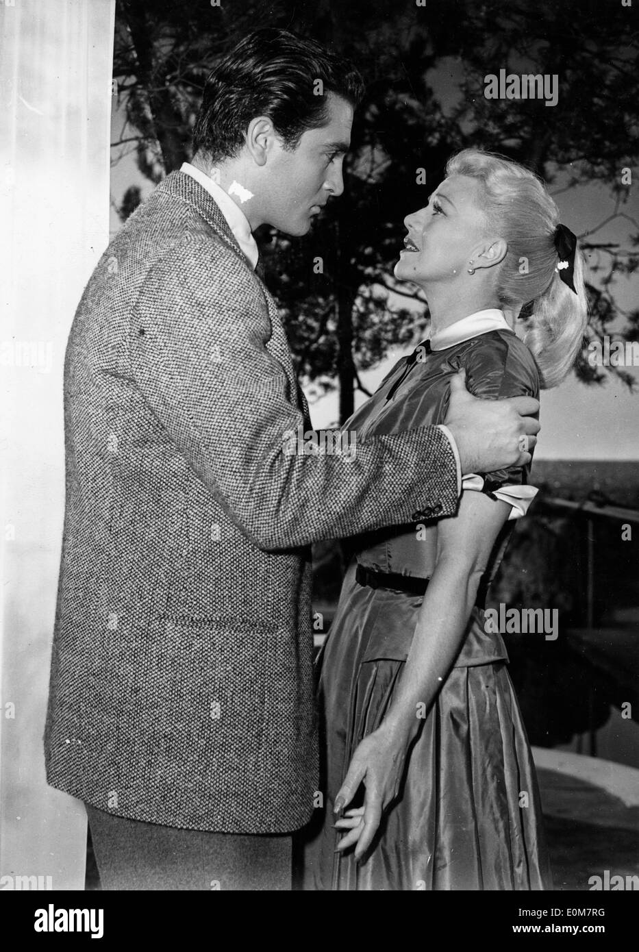L'actrice Ginger Rogers et Jacques Bergerac dans 'Lifeline' Photo Stock