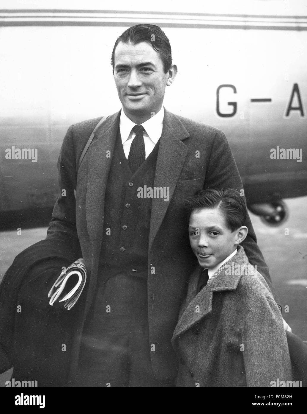 L'acteur Gregory Peck arrivant à Londres avec son fils Jonathan Banque D'Images