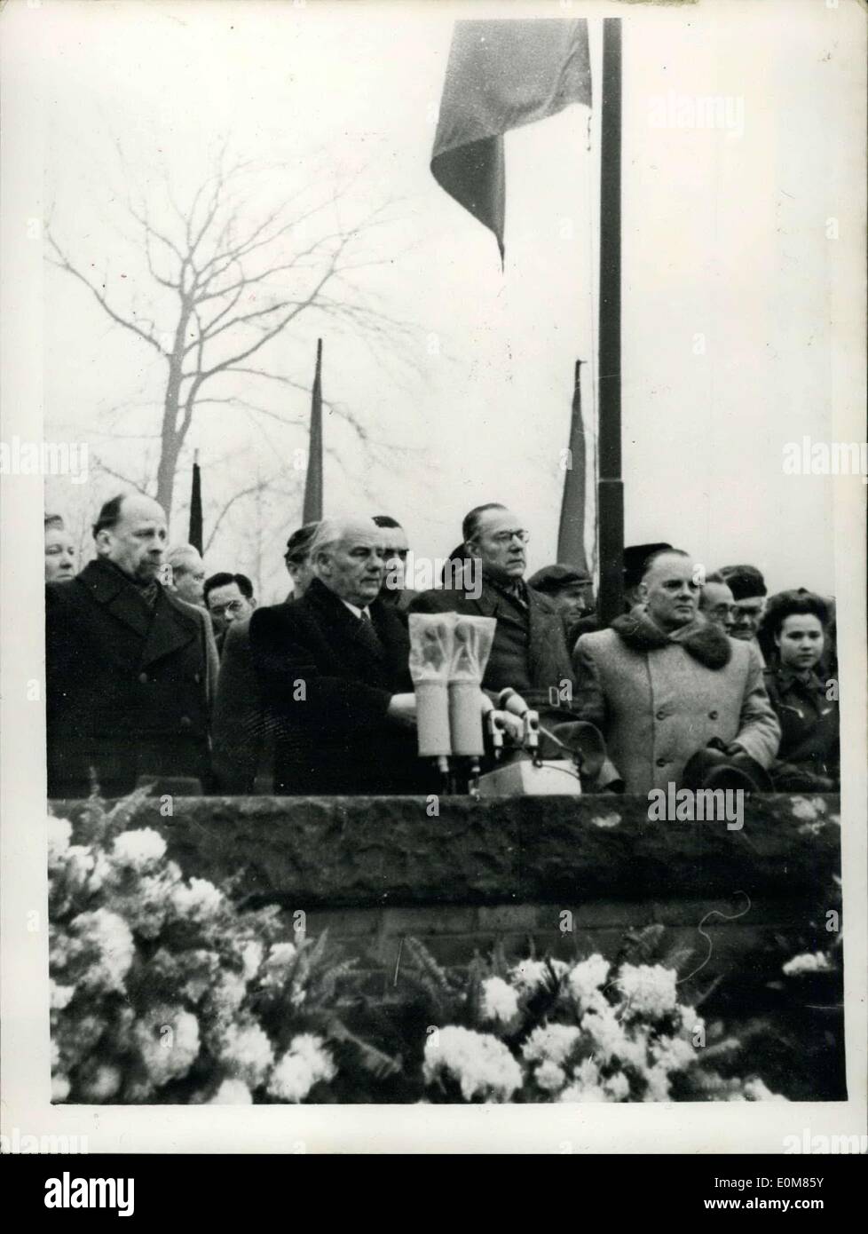 21 janvier 1954 - l'est pour démontrer les Berlinois Juifs assassinés communistes allemands. Le président Pieck parle : En même temps que les Juifs étaient persécutés par les Soviets dans tous les États communistes - le Gouvernement de la RDA - l'Association allemande de l'est une démonstration par l'Est de l'ordre dans 'Berlinois 'Mémoire'' de deux communistes allemands bien connu assassiné il y a 34 ans, Karl Liebknecht et Rosa Luxenburg. Un défilé salue a eu lieu dans les rues de Berlin est à laquelle les images du ''Martyrs'' ont été effectués Banque D'Images